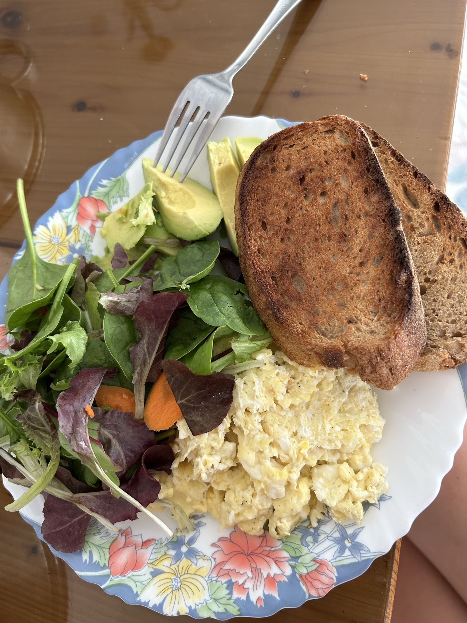 Cină cu ouă și pâine naturală neagră