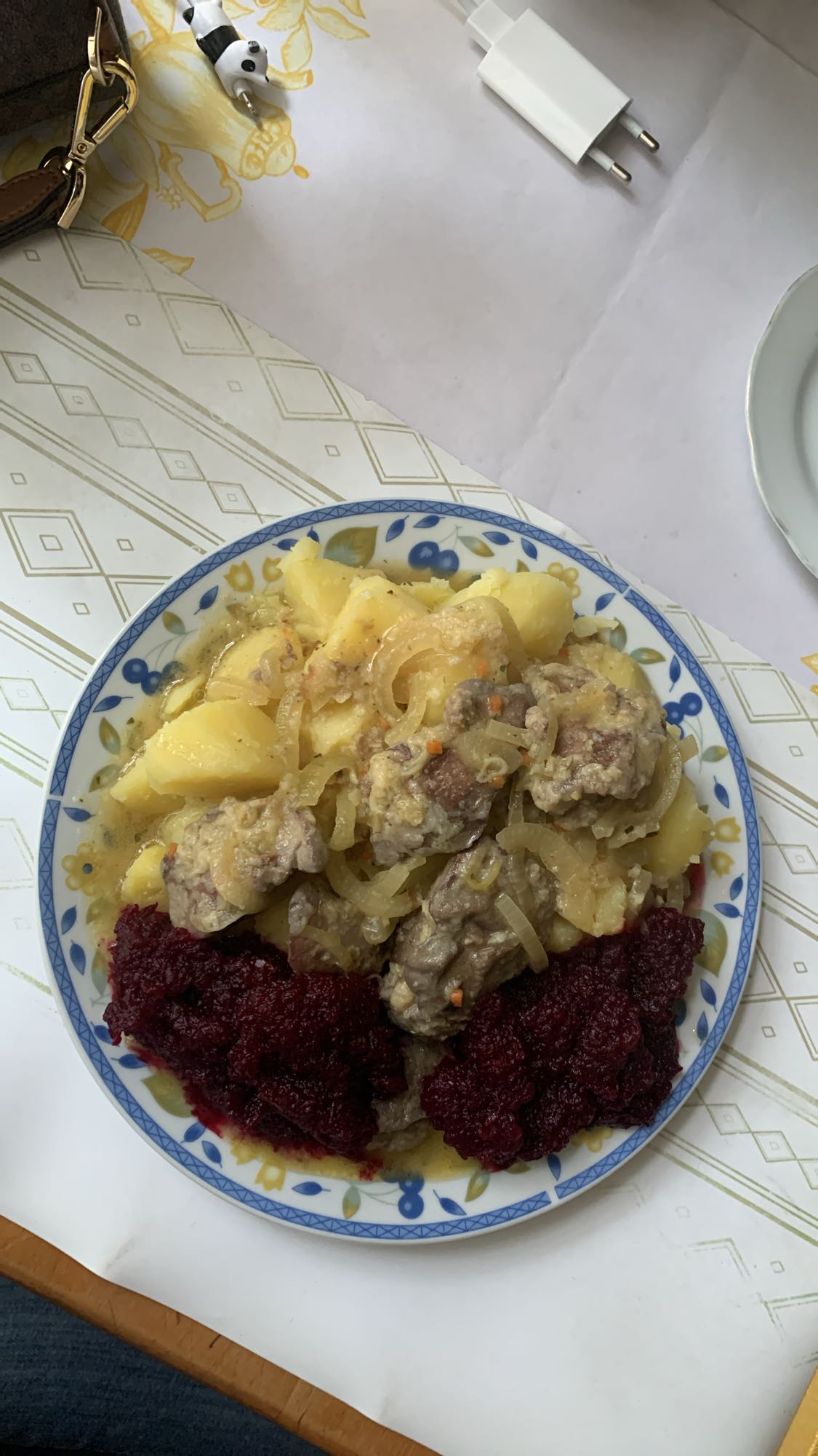 Gulasz z ziemniakami i buraczkami