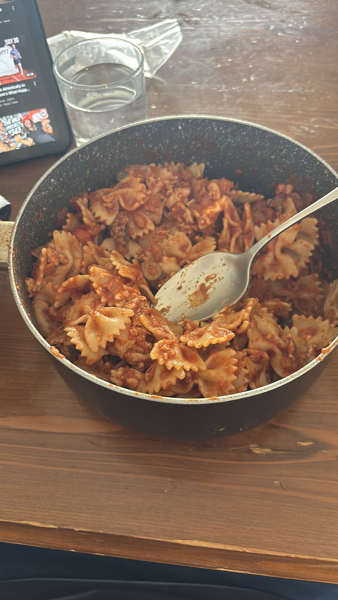 Pasta con salsa, carne picada, pimiento, cebolla y champiñones