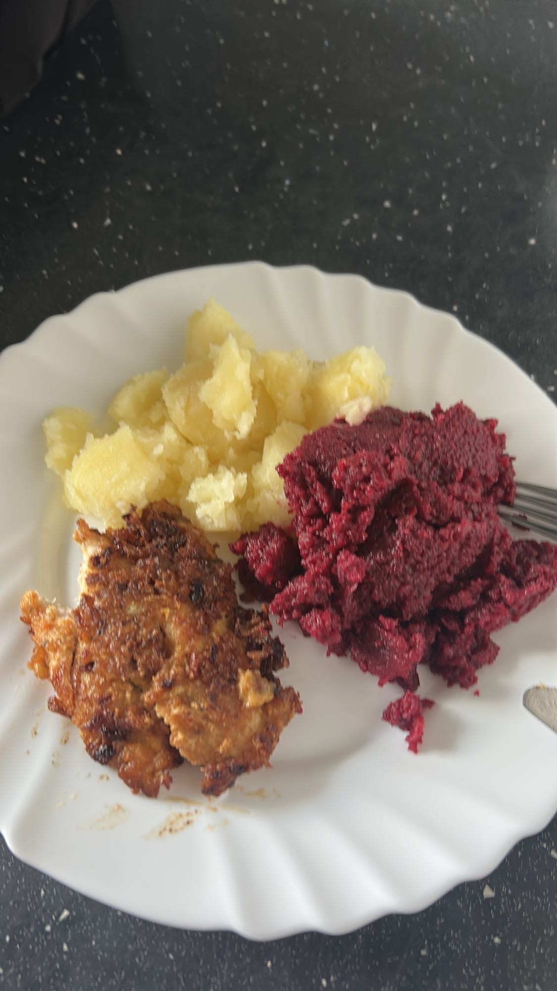 Kotlet z buraczkami i ziemniakami