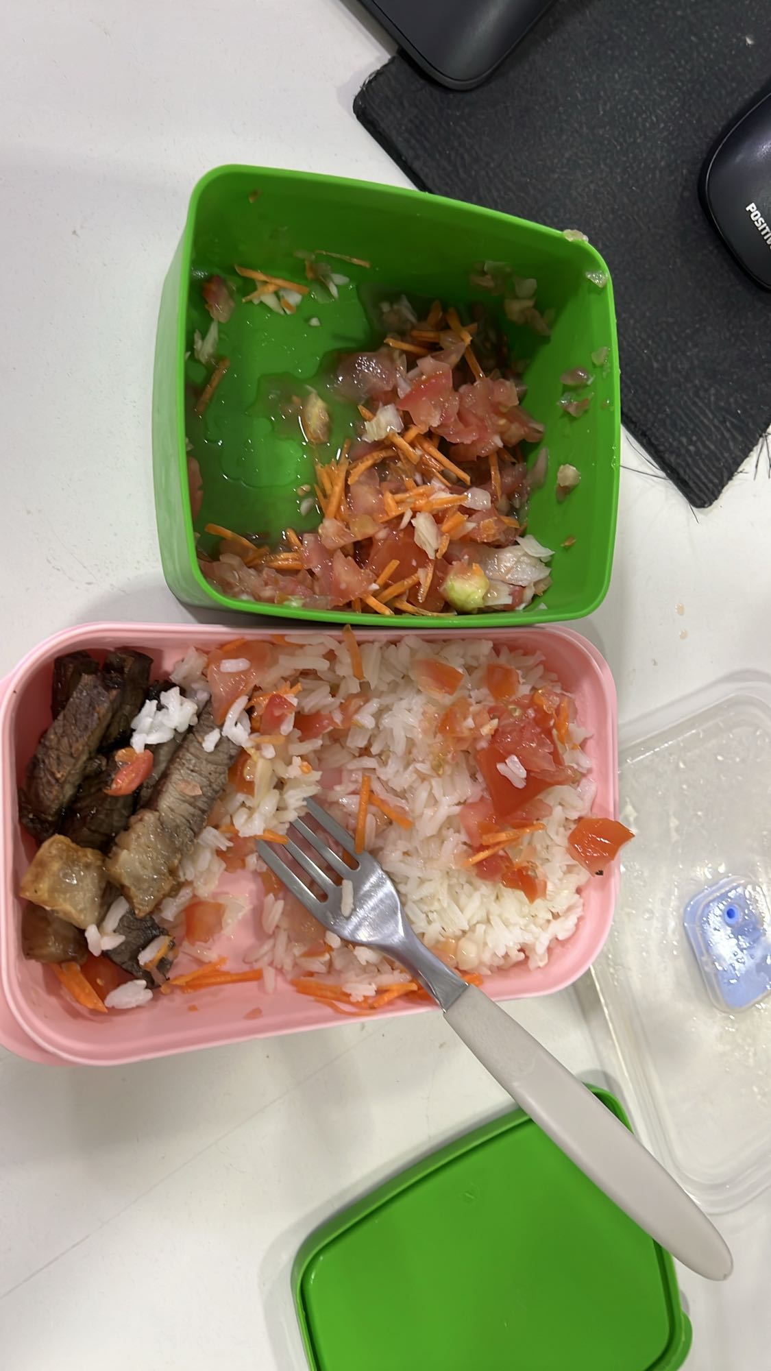 Arroz, carne e salada