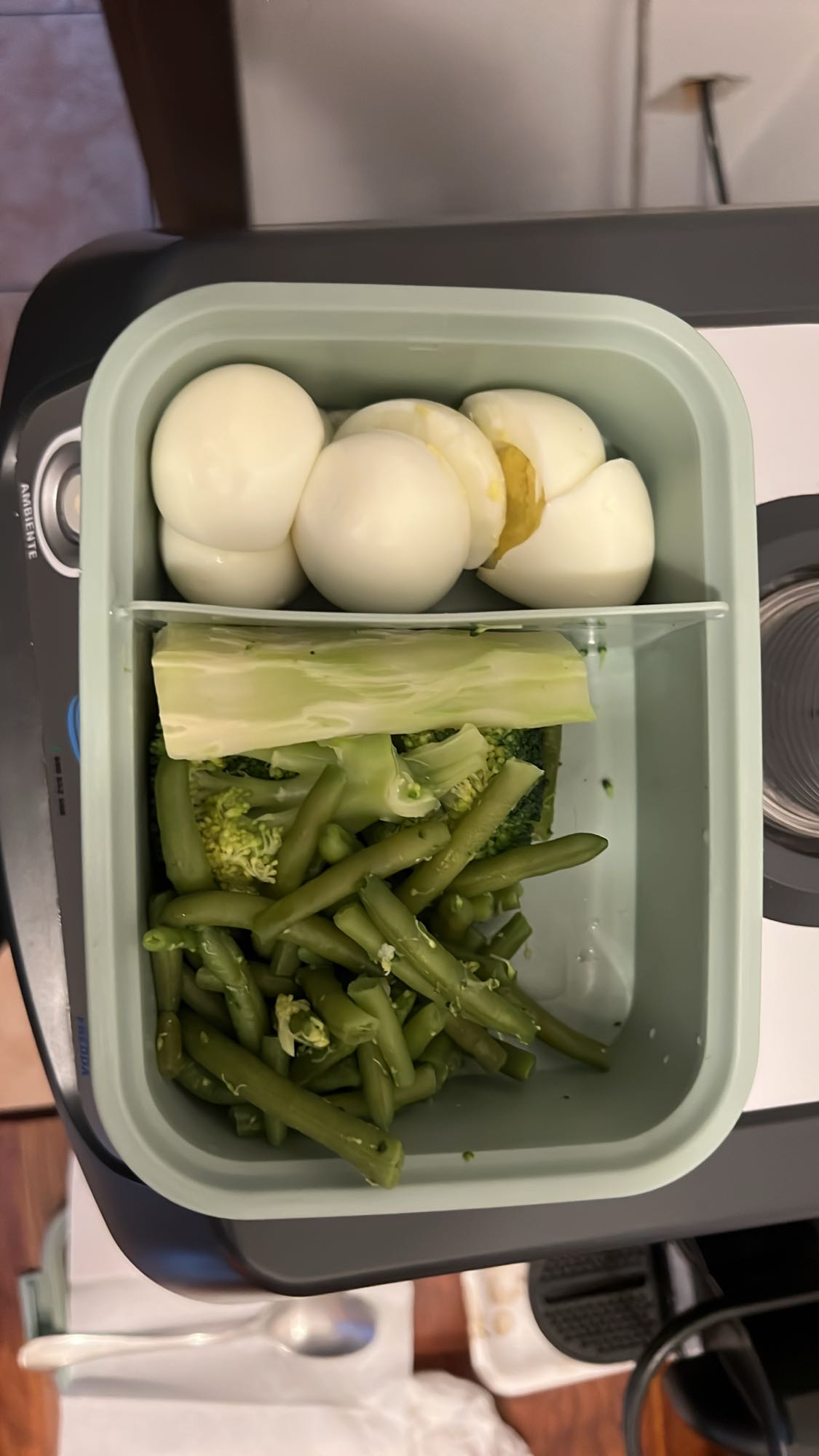 Uova e verdure bollite