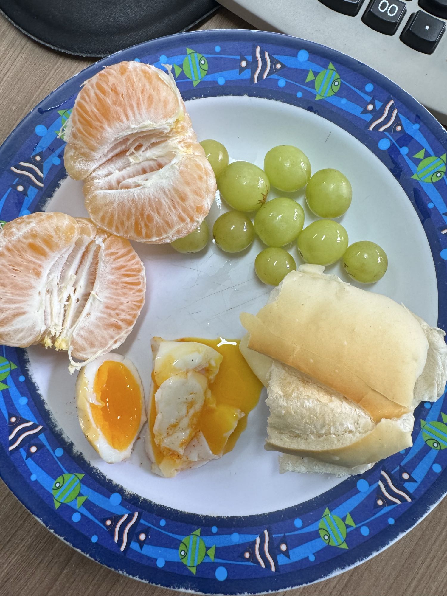 Café leve com frutas e ovo