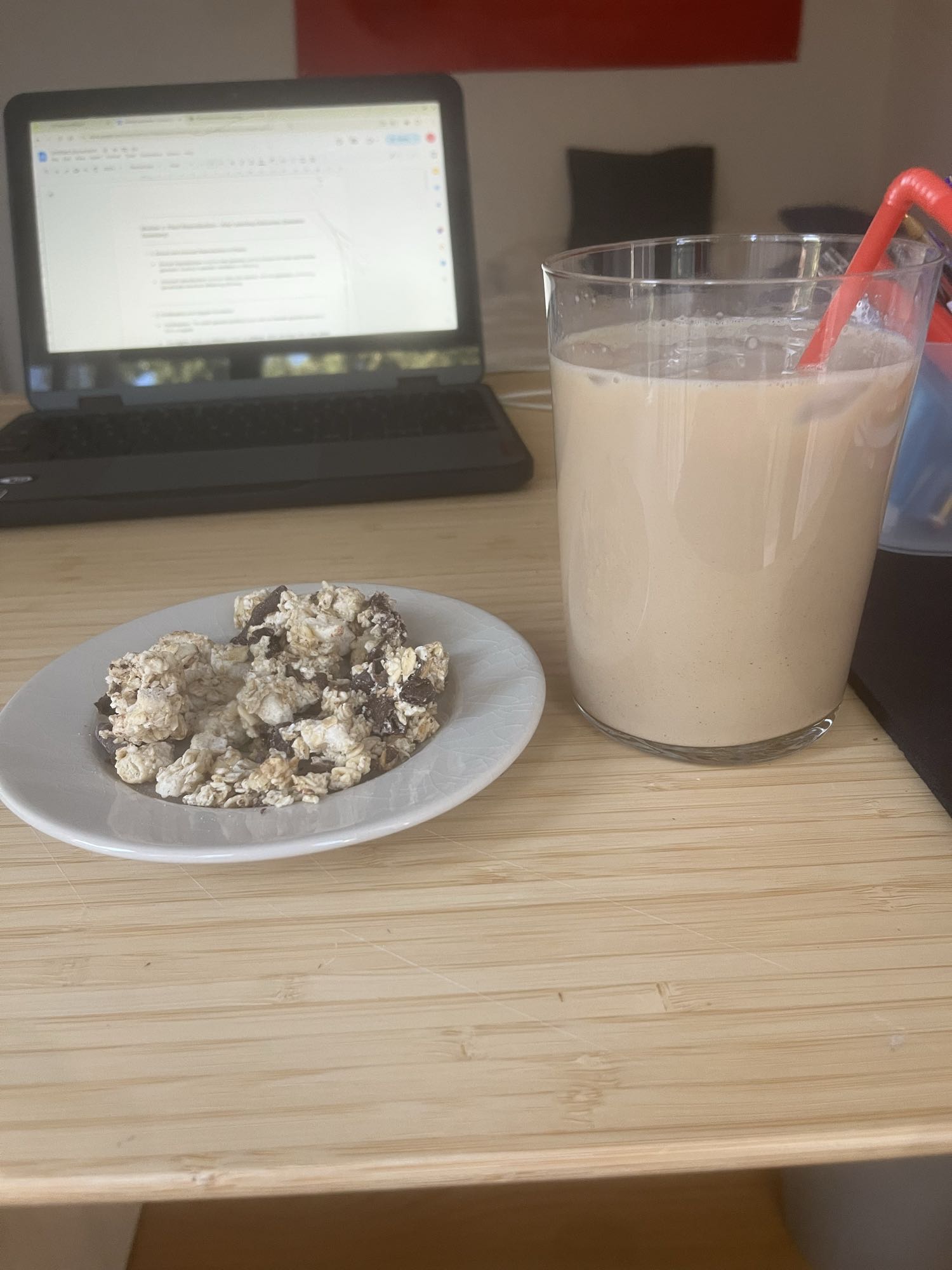 Granola y batido de café