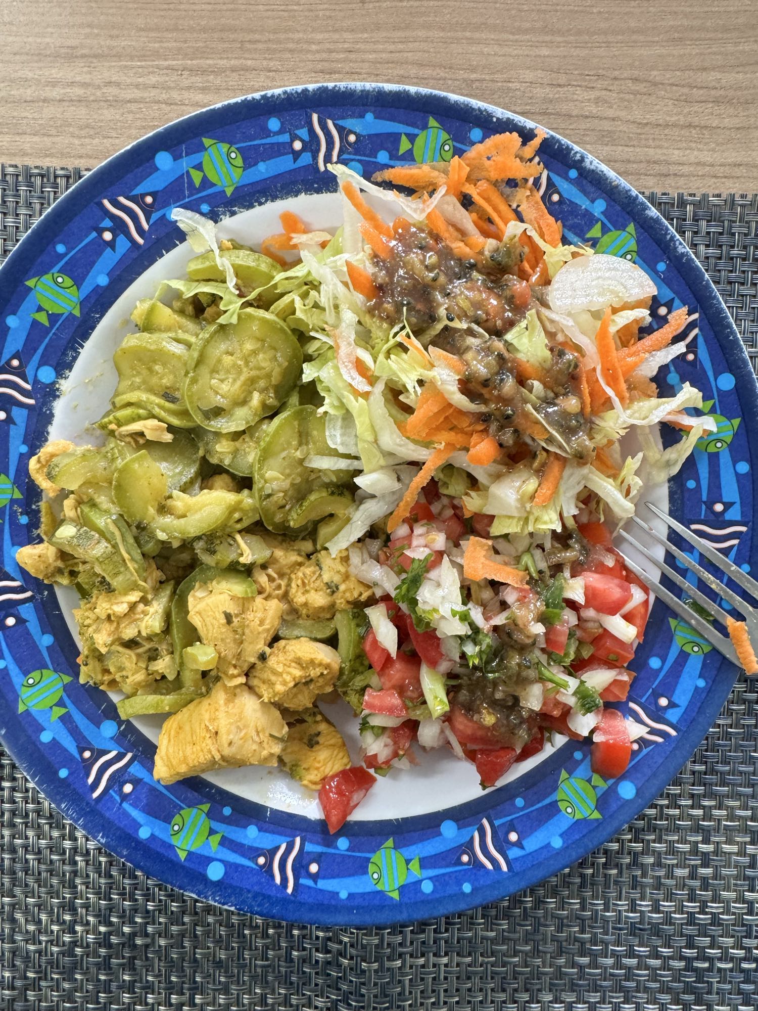 Frango com salada fresca