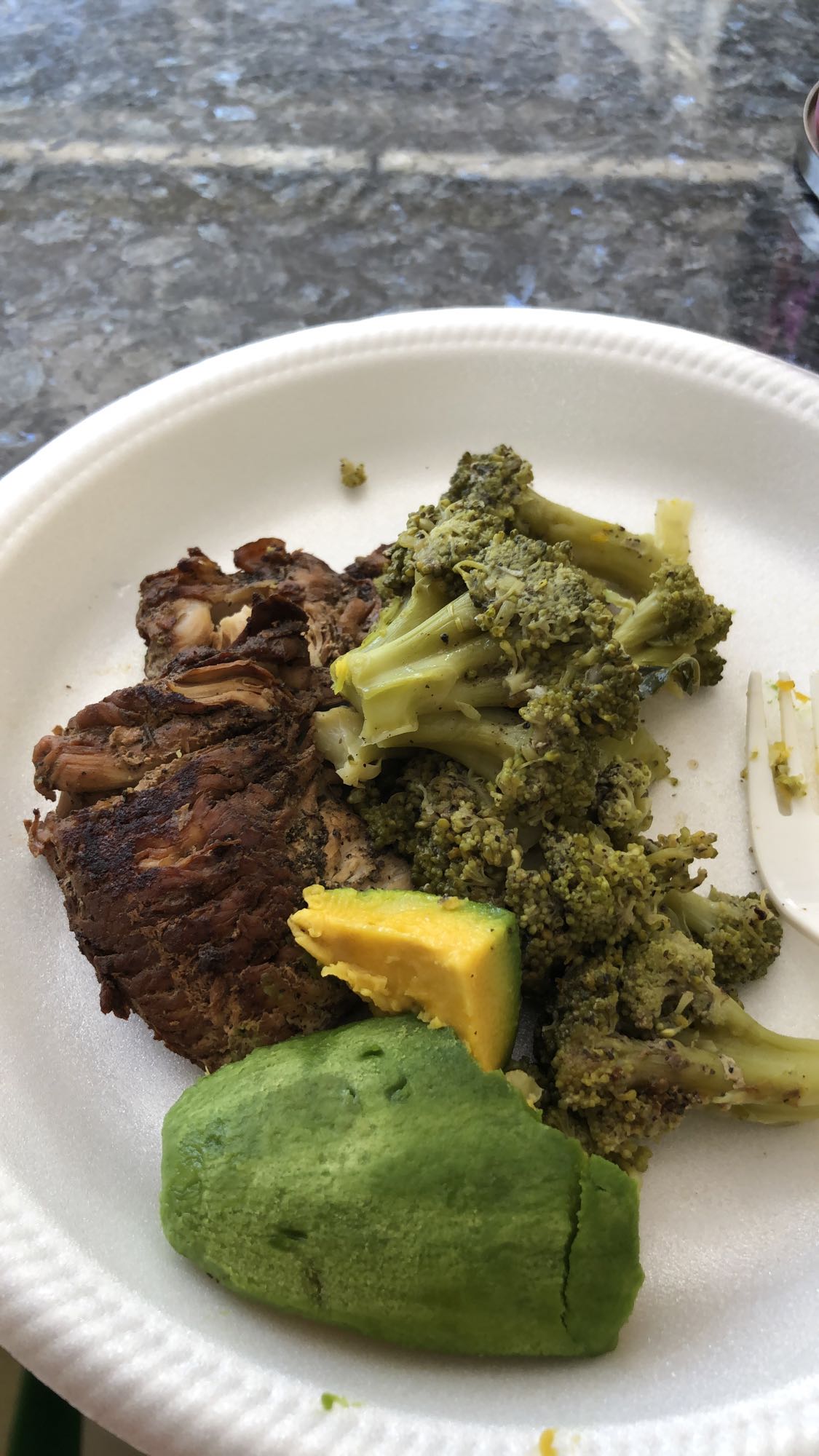 Pollo, brócoli y aguacate