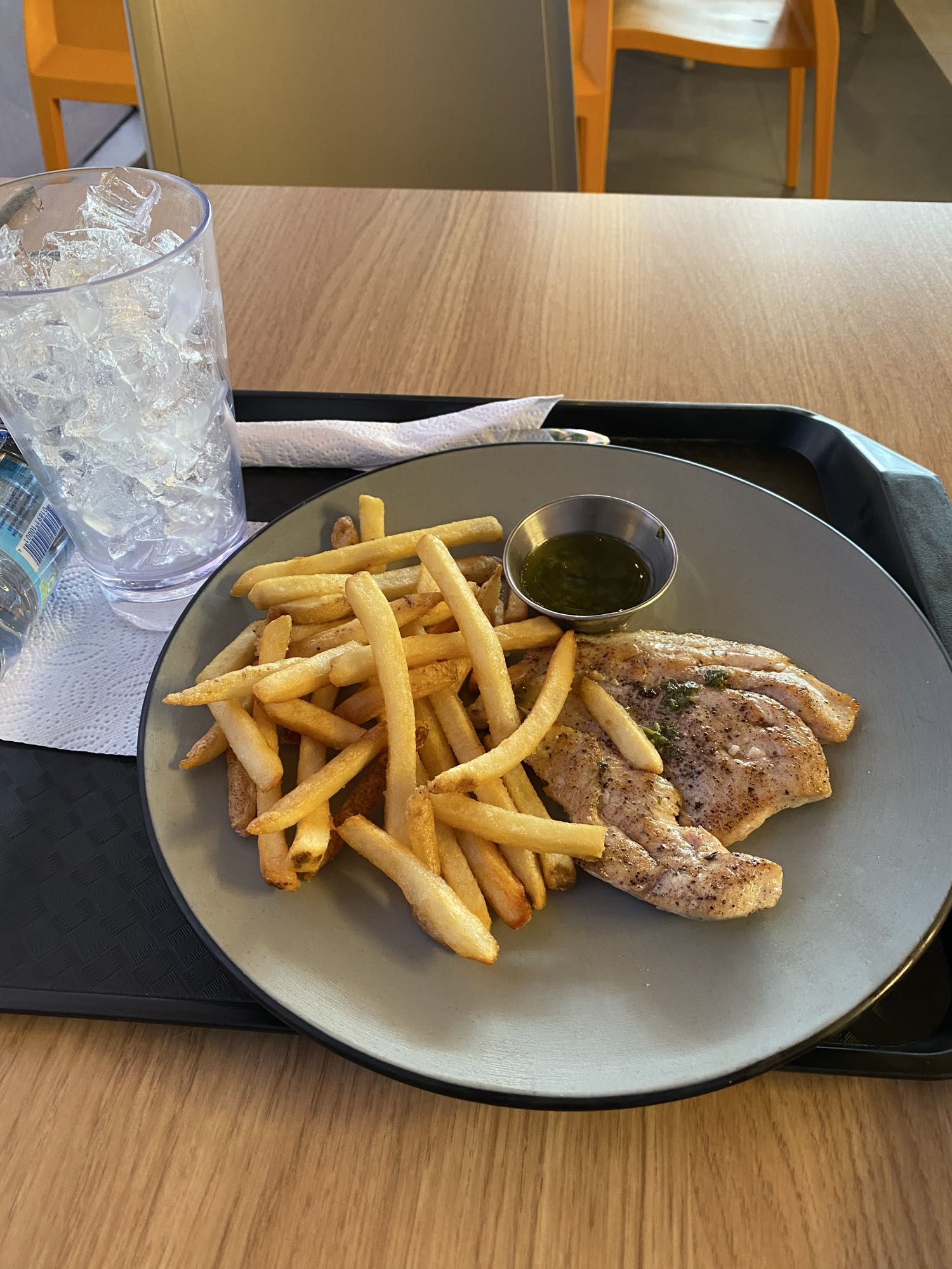 Pechuga con papas fritas