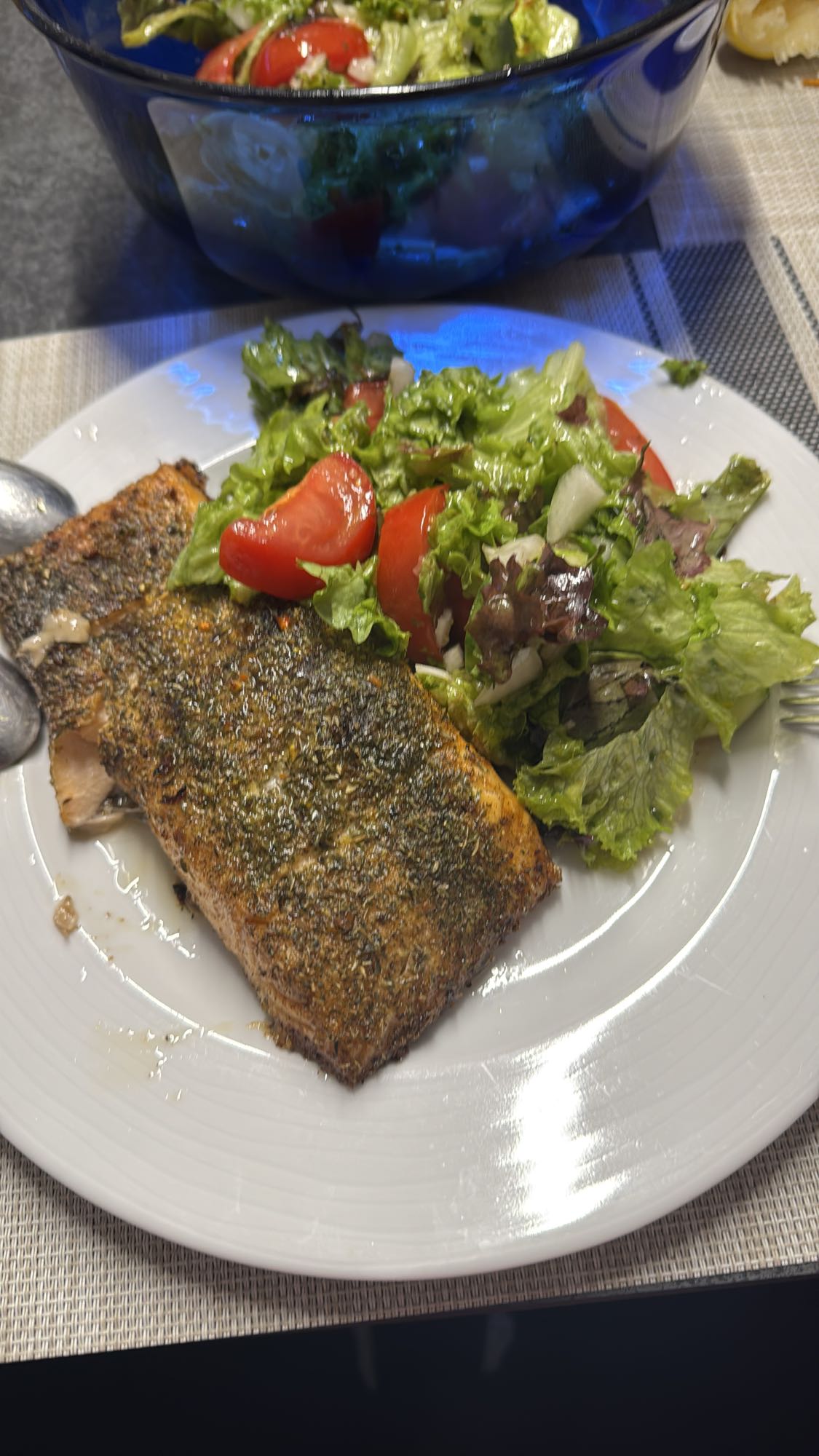 Gegrillter Lachs mit Salat