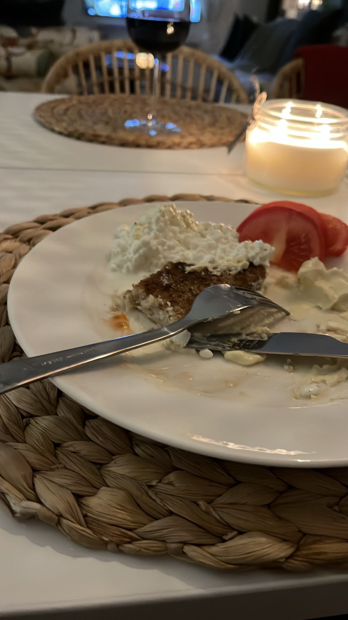 Panerad fisk med keso och tomat