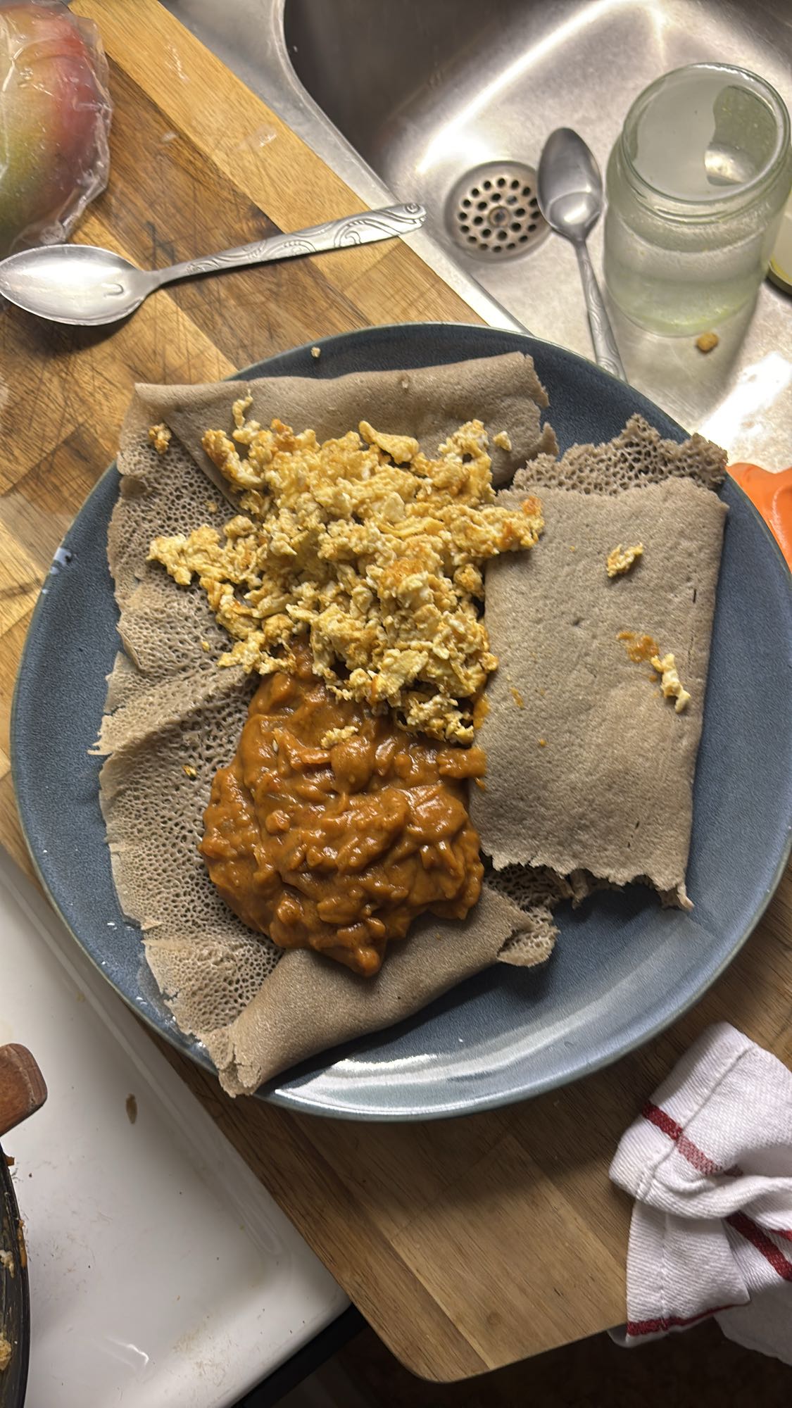 Injera med äggröra & sås
