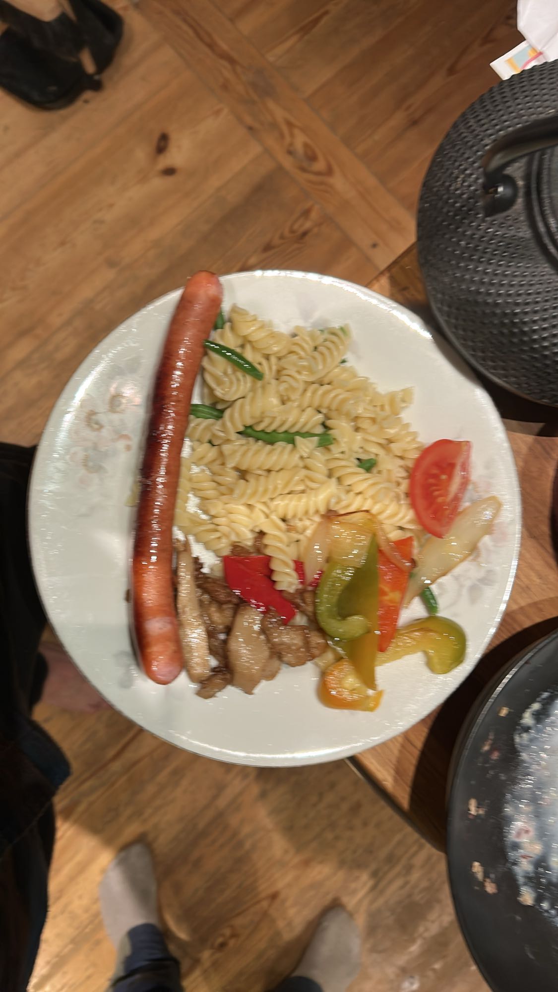 Pasta med korv och grönsaker