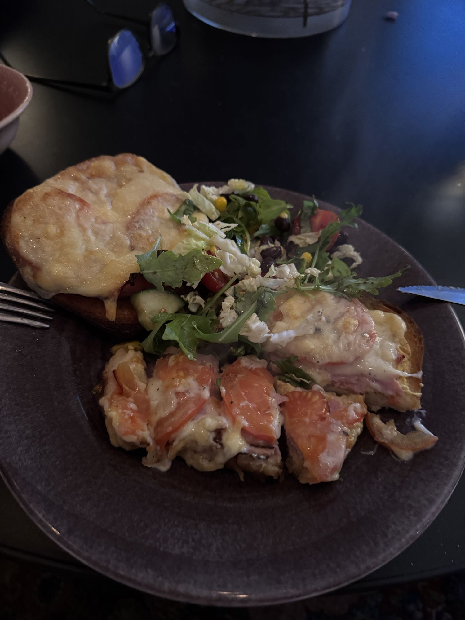 Ostsmörgås med sallad