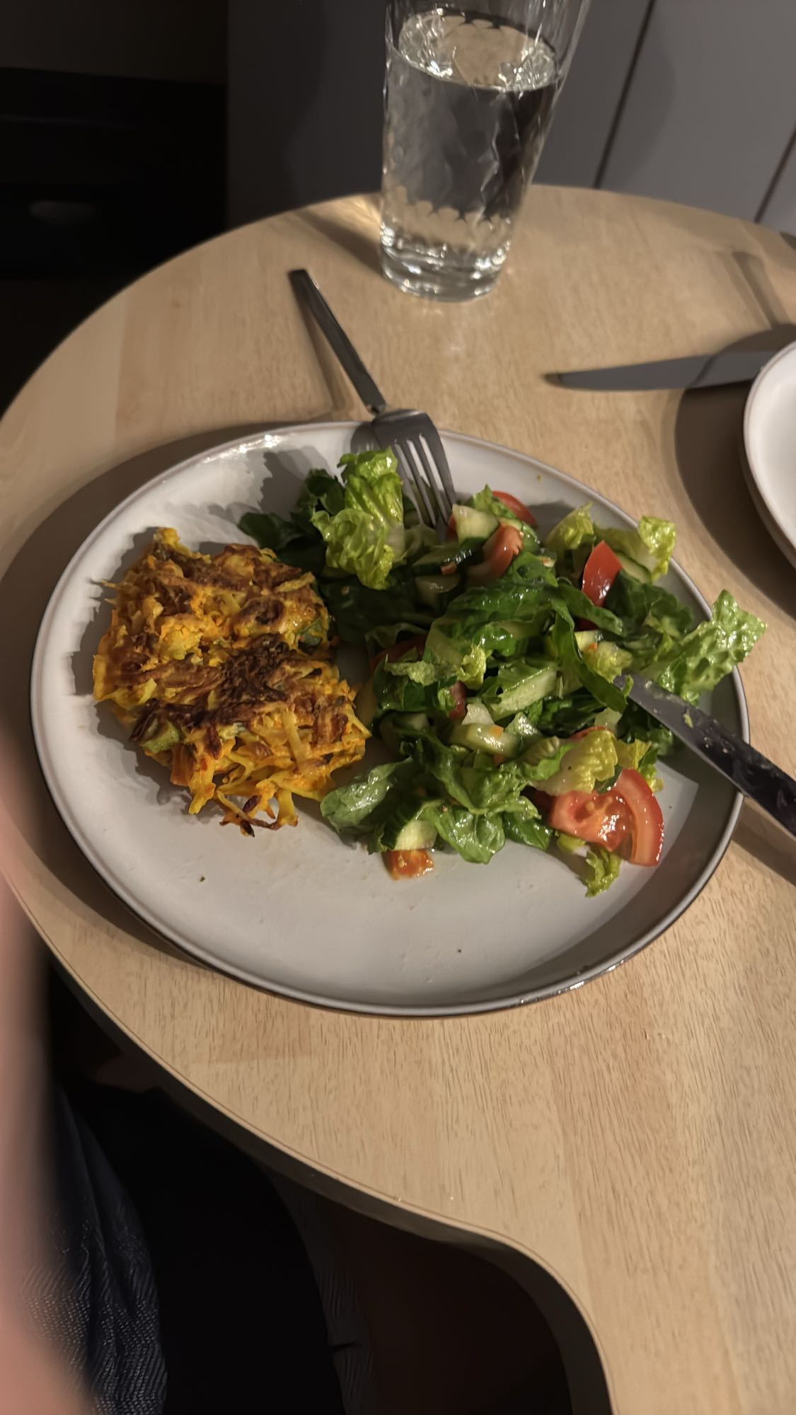 Kürbis kartoffelpuffer mit Salat