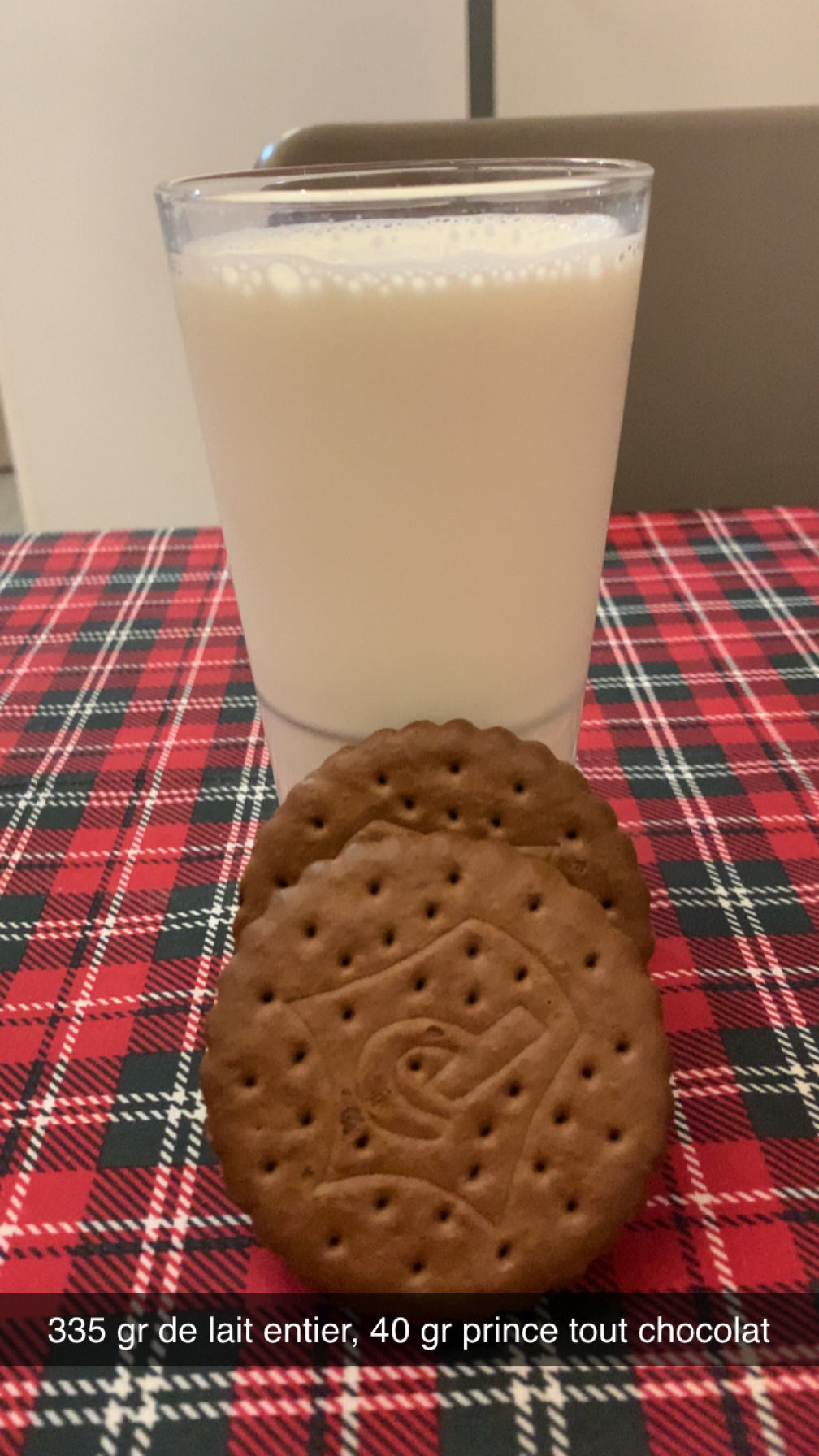 Lait entier et biscuits chocolat