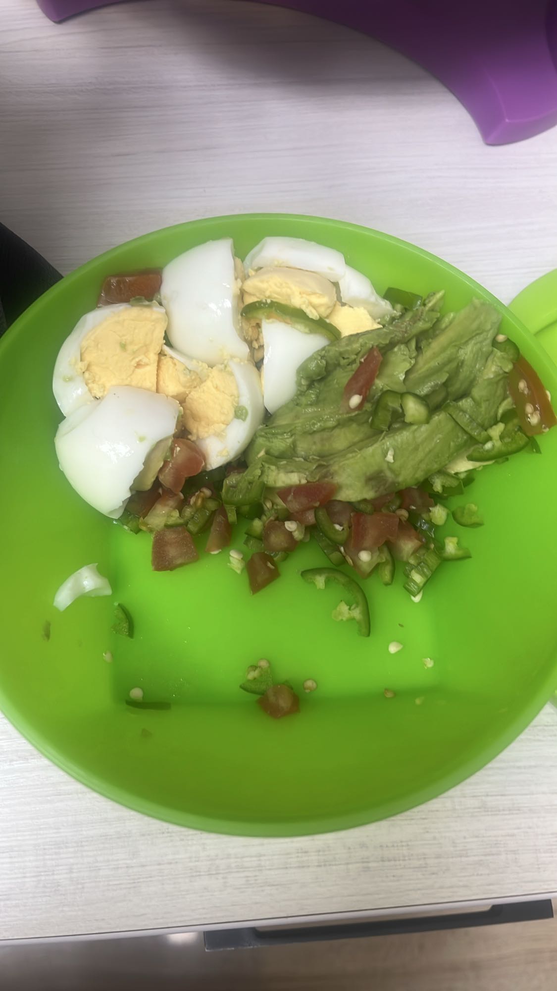 ensalada huevo y aguacate