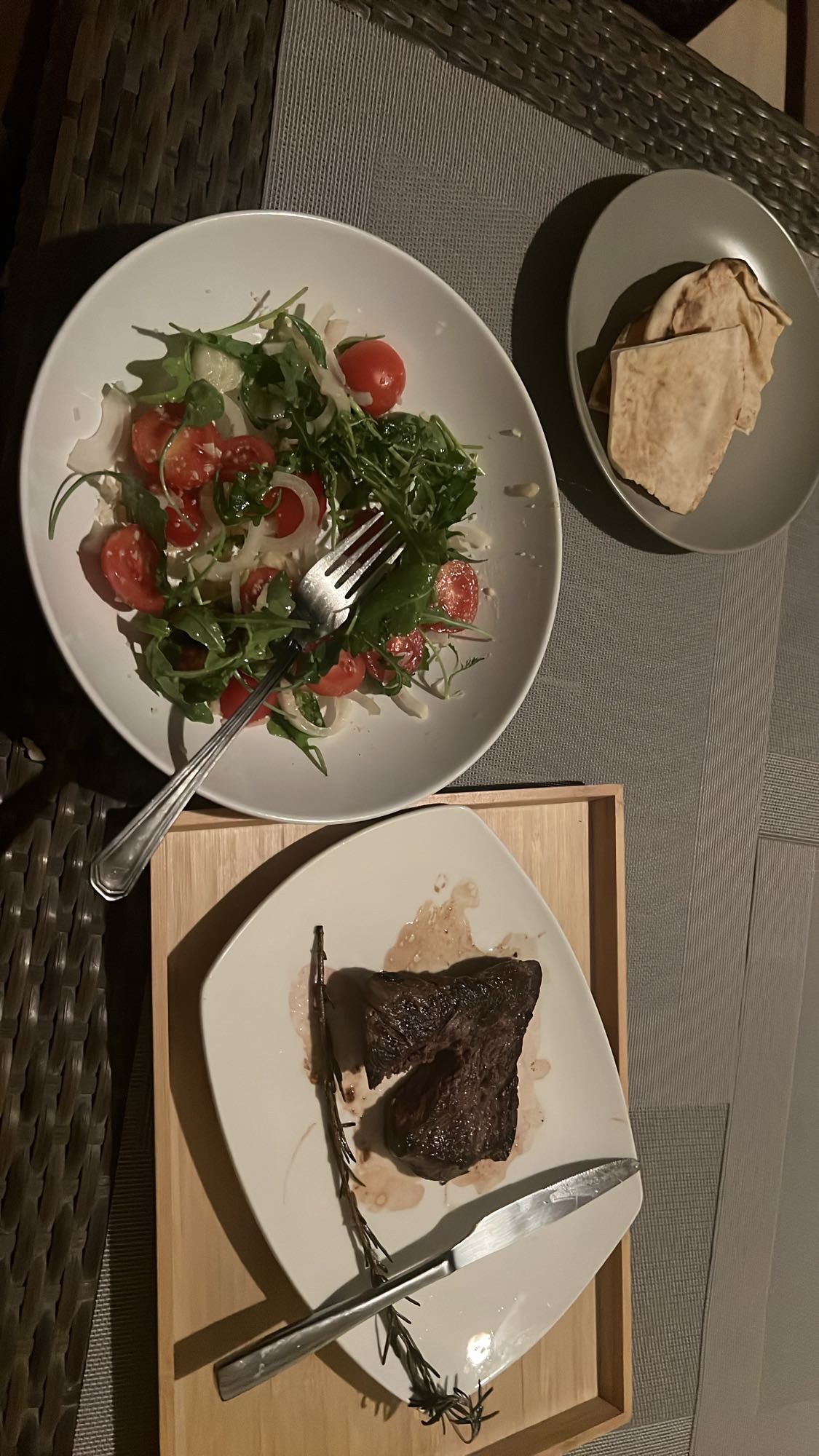 Стейк с салатом и лепешкой