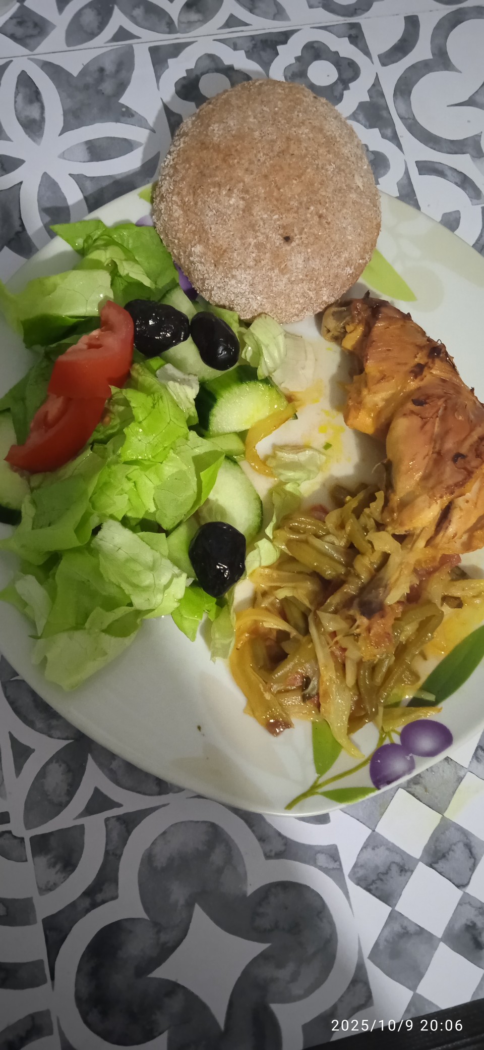 Poulet, pain complet et salade