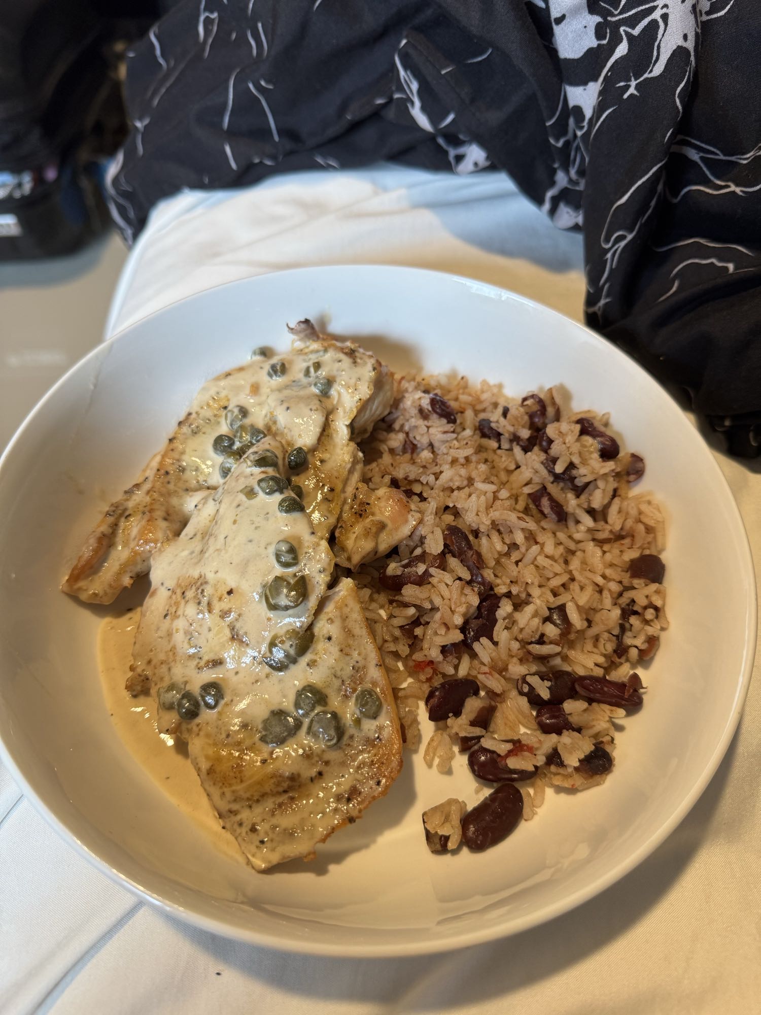 Pollo con arroz y frijoles
