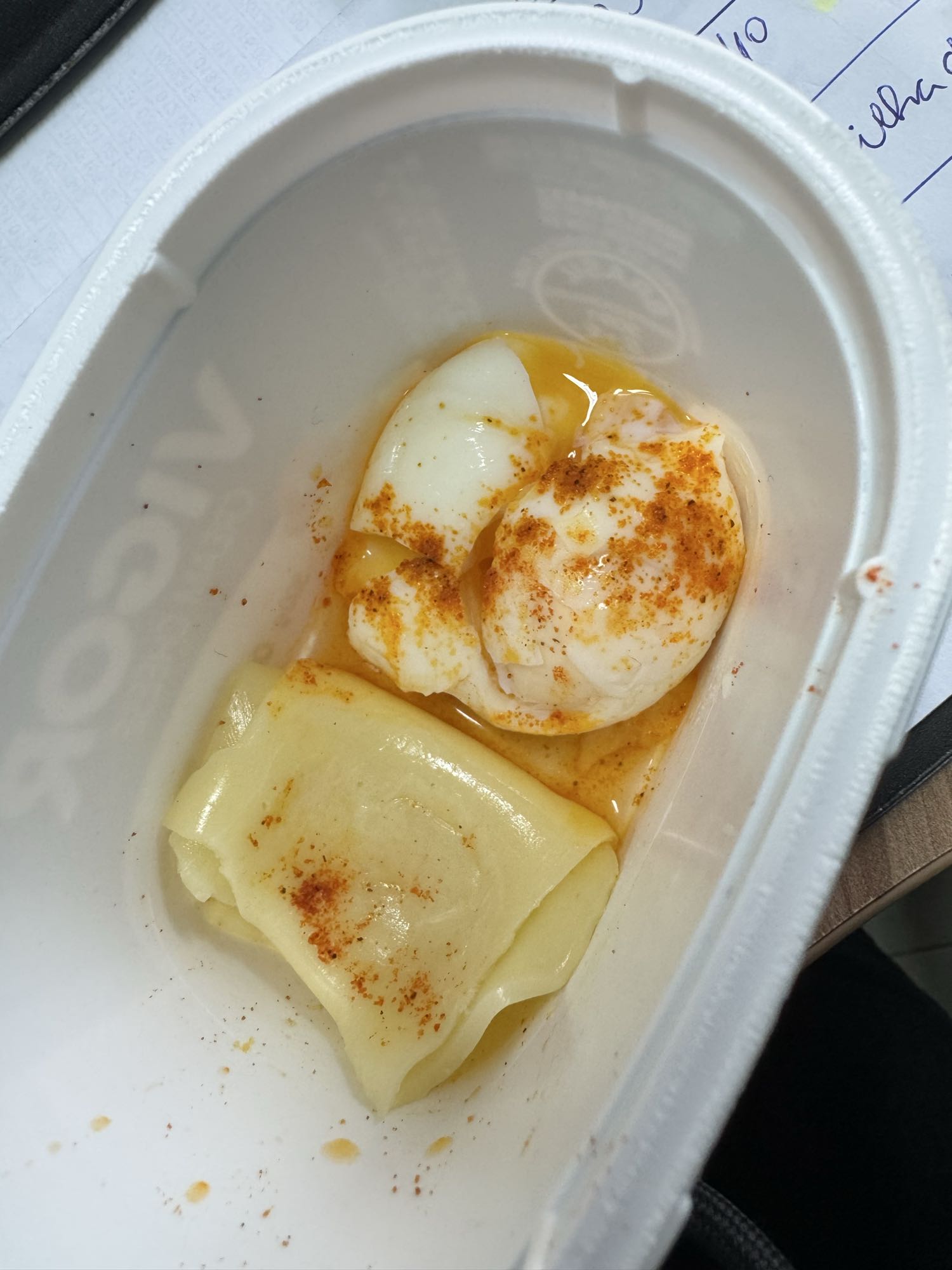 Ovo com queijo e páprica