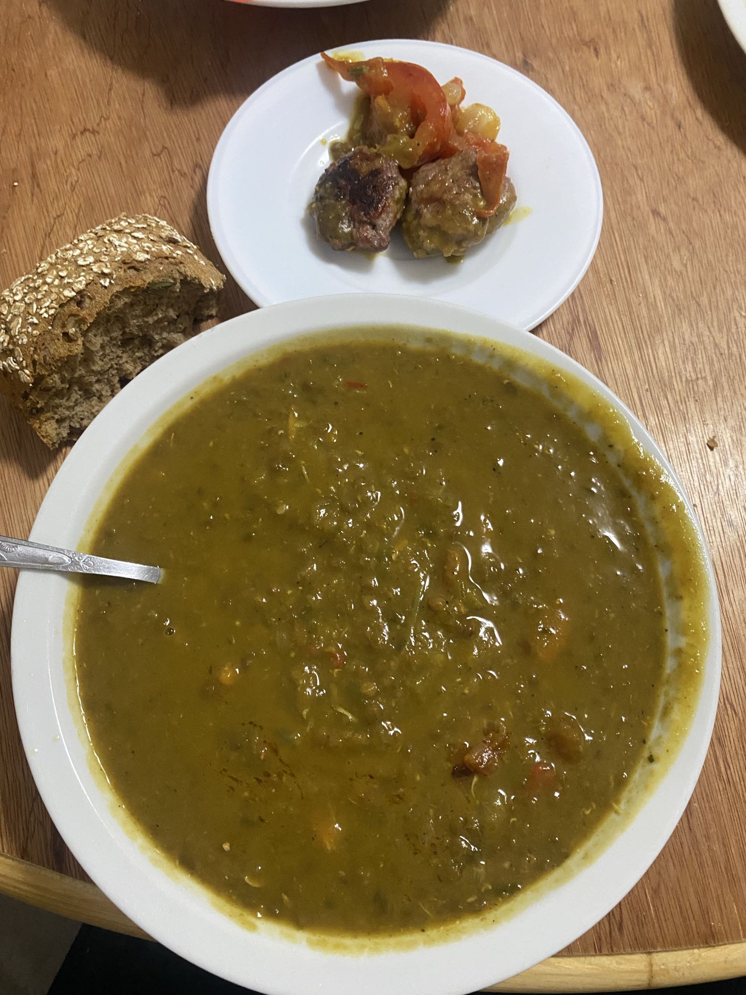 Sopa de lentejas y albóndigas