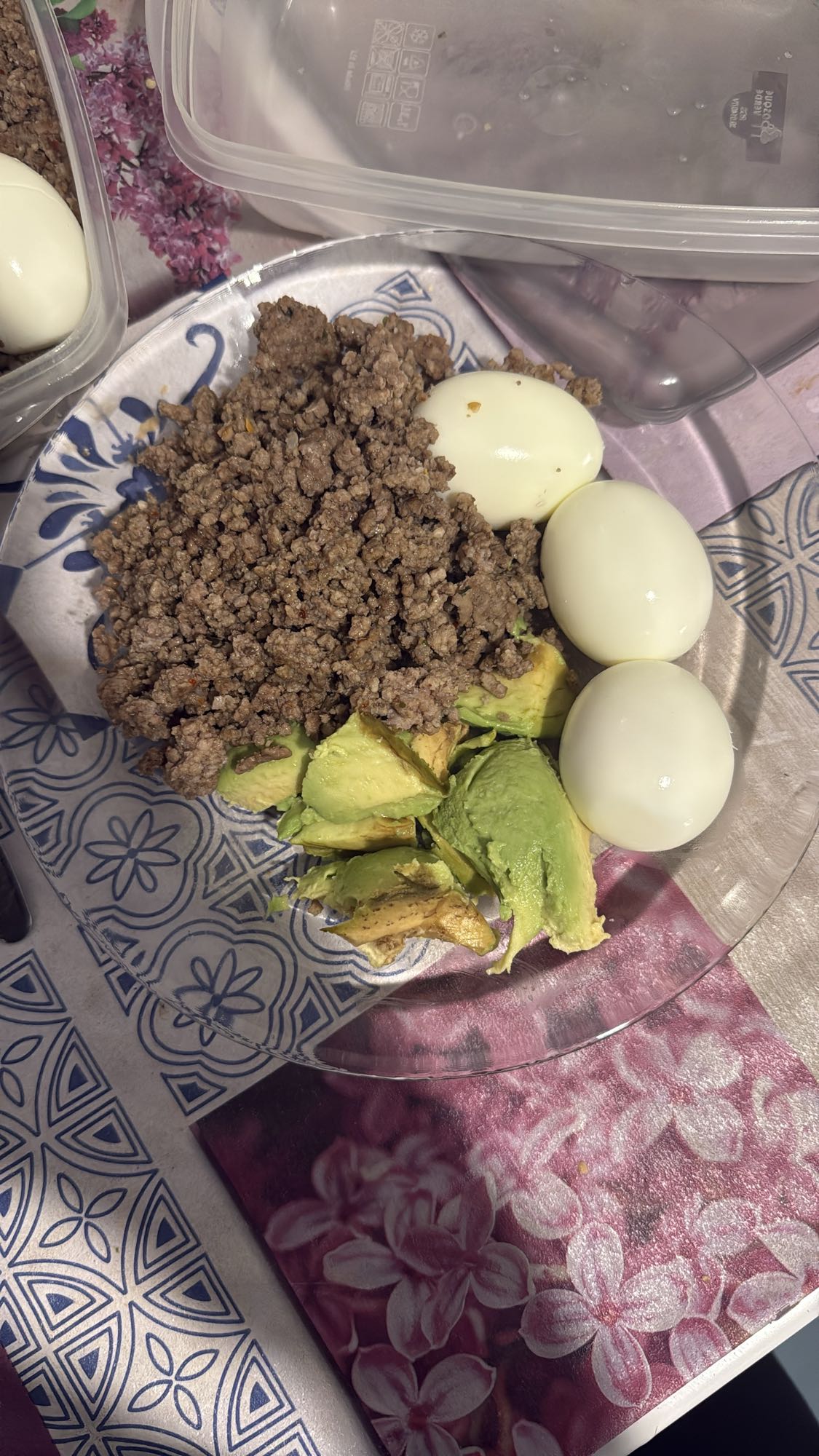 Plato de carne, huevo y aguacate