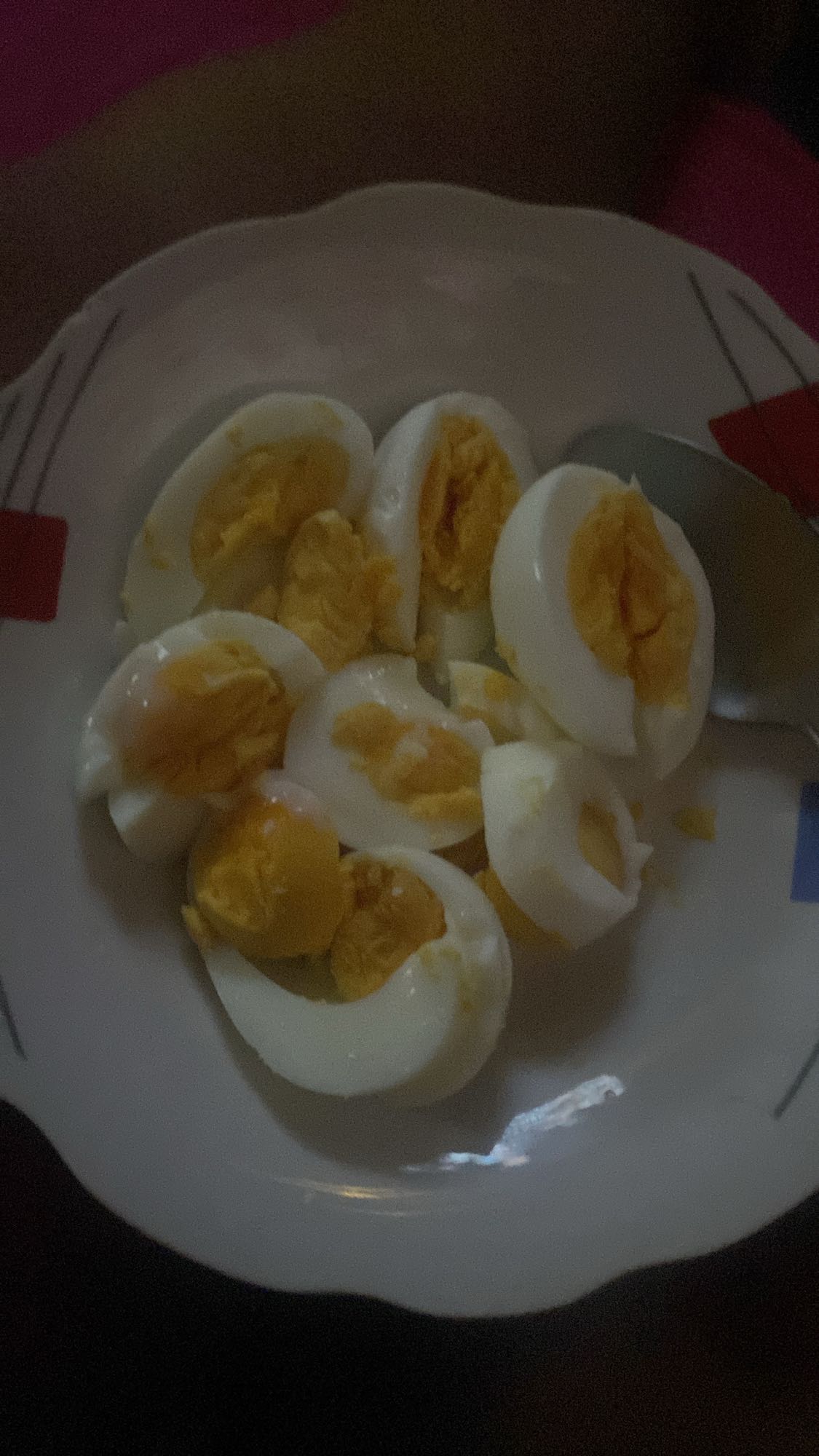 Huevos duros en rodajas