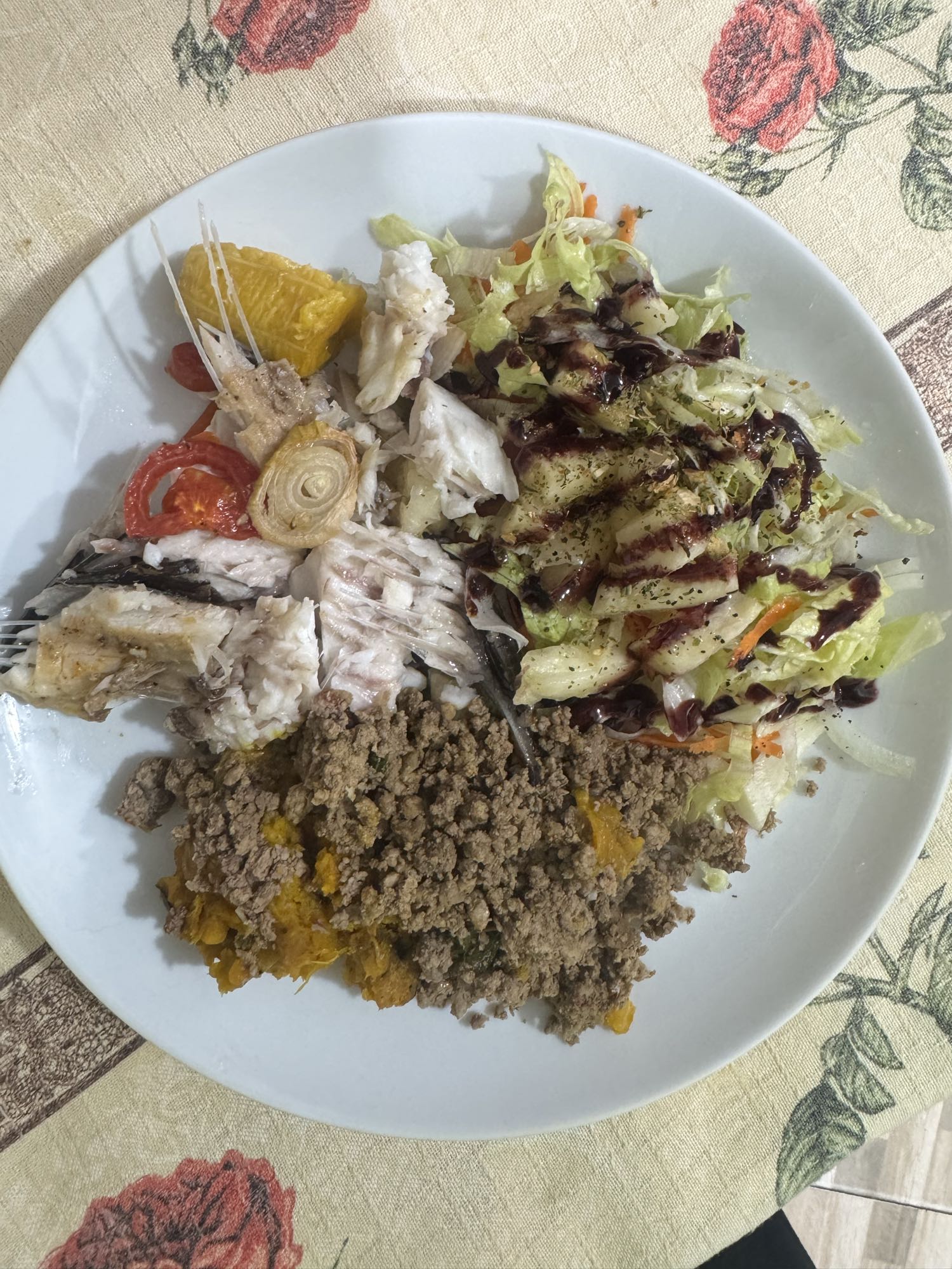 Peixe, carne moída e salada