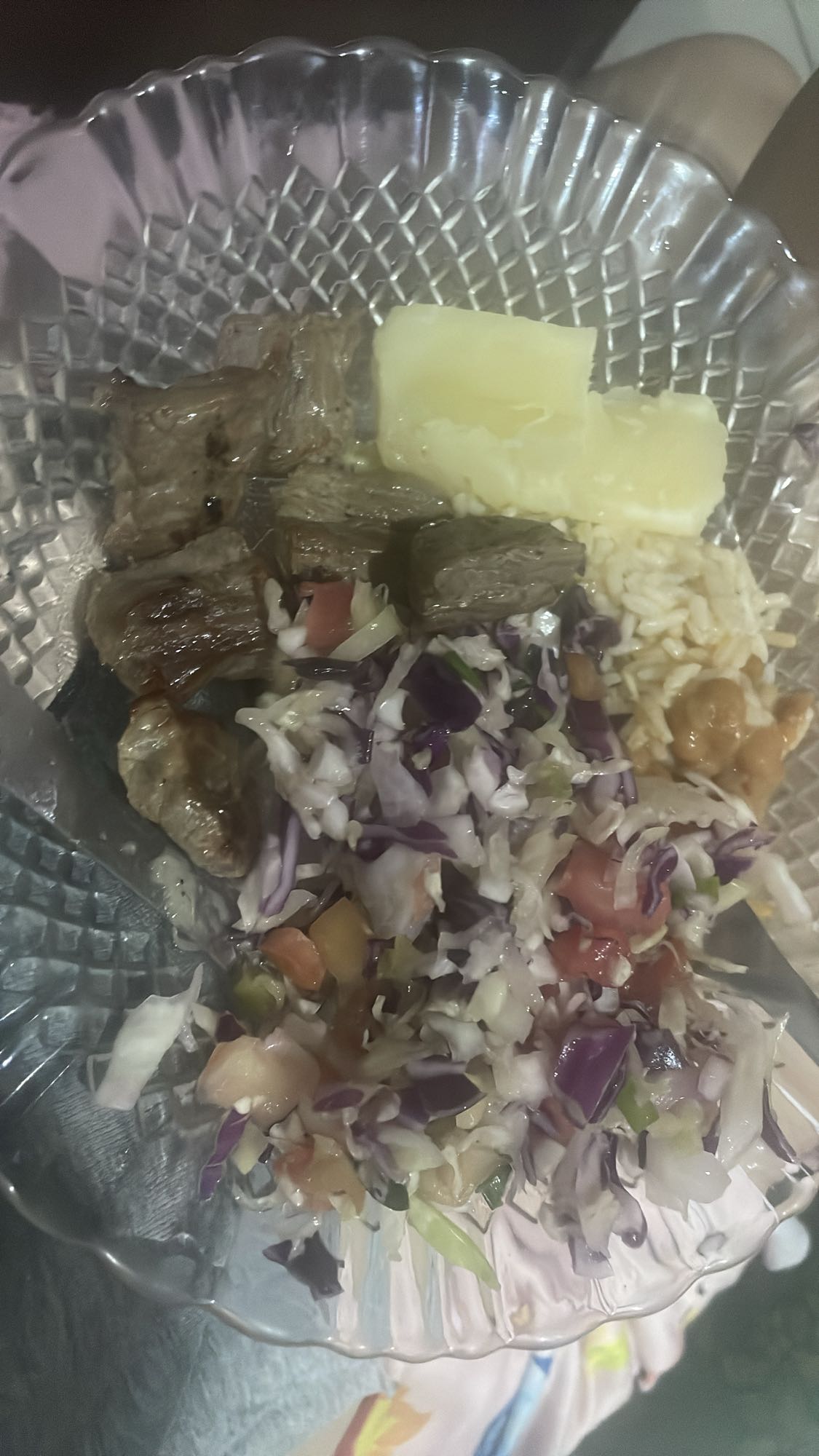 Carne com salada e arroz