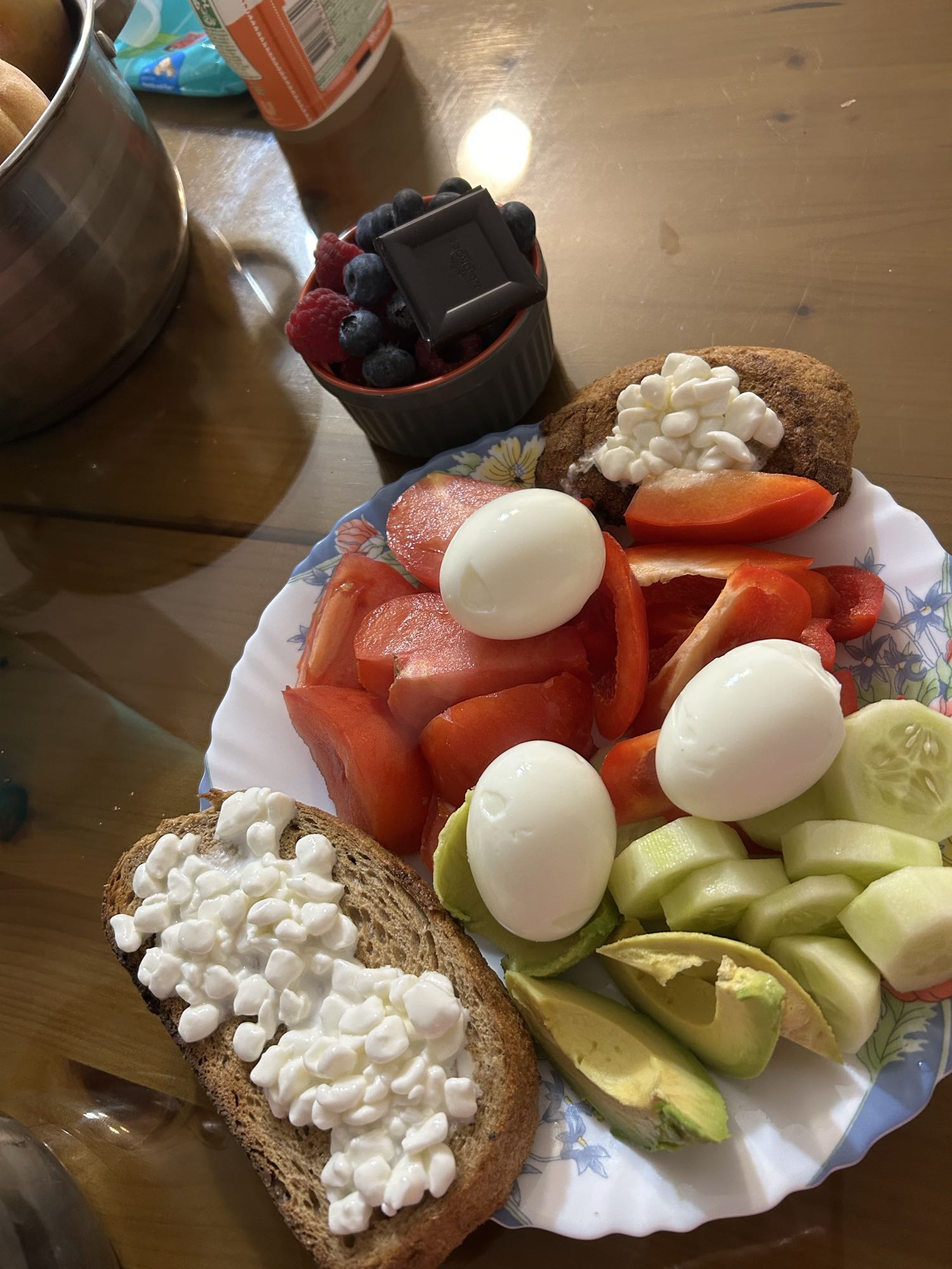 Mic dejun sănătos cu ouă, pâine neagră și avocado