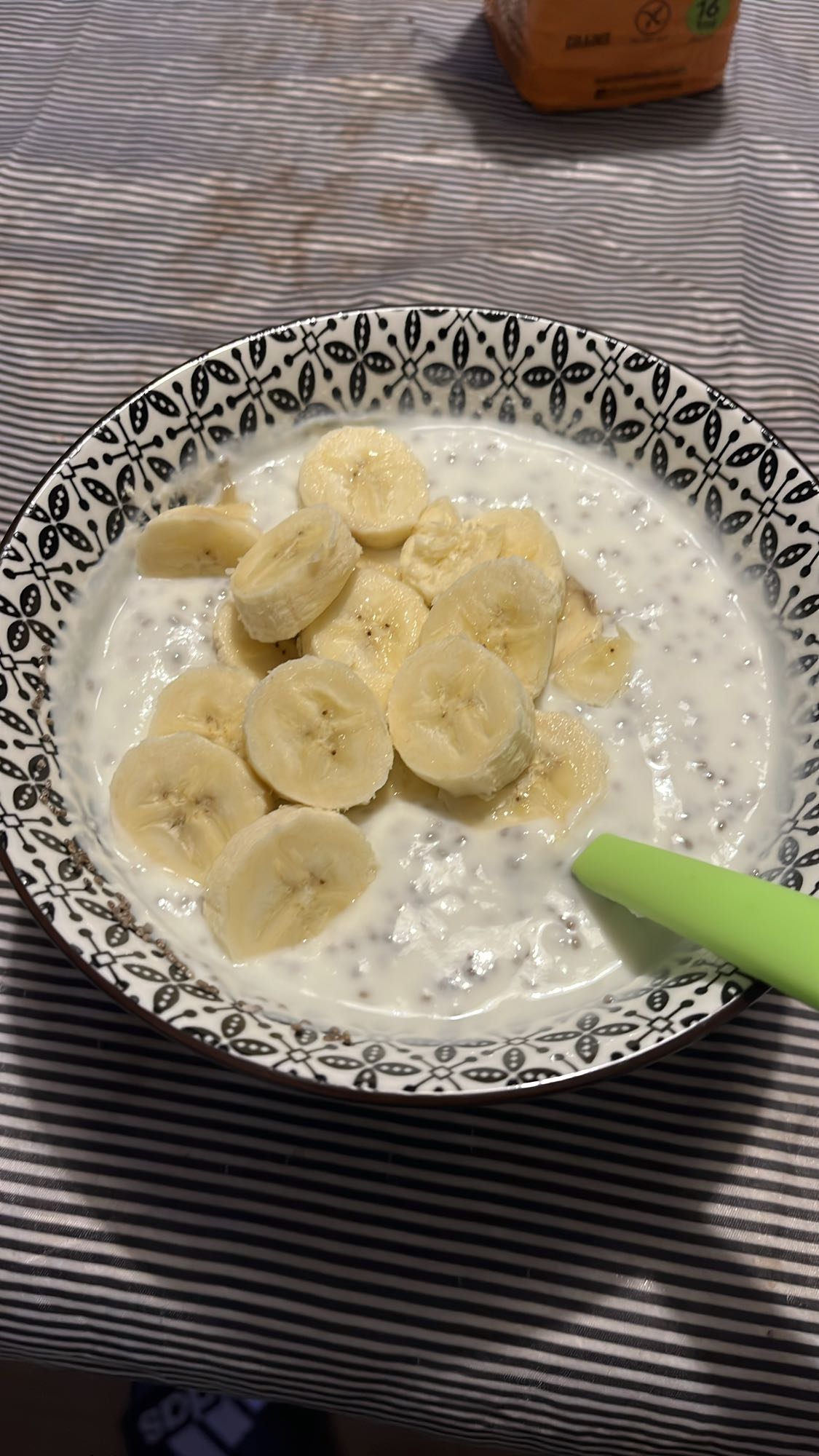 Кисело мляко с банан и чиа