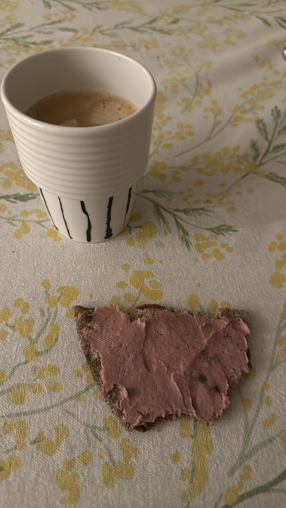 Kaffe och leverpastejmacka