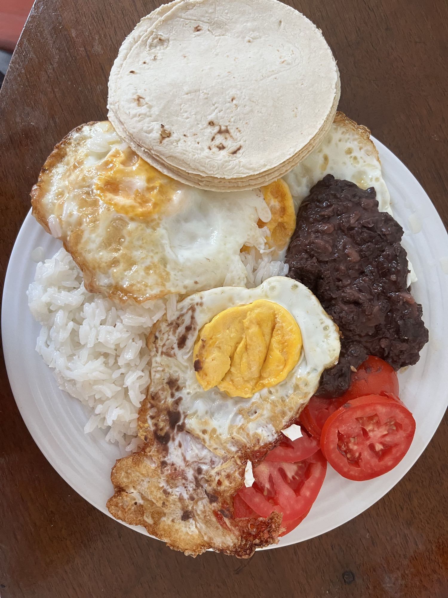 Desayuno típico con huevo