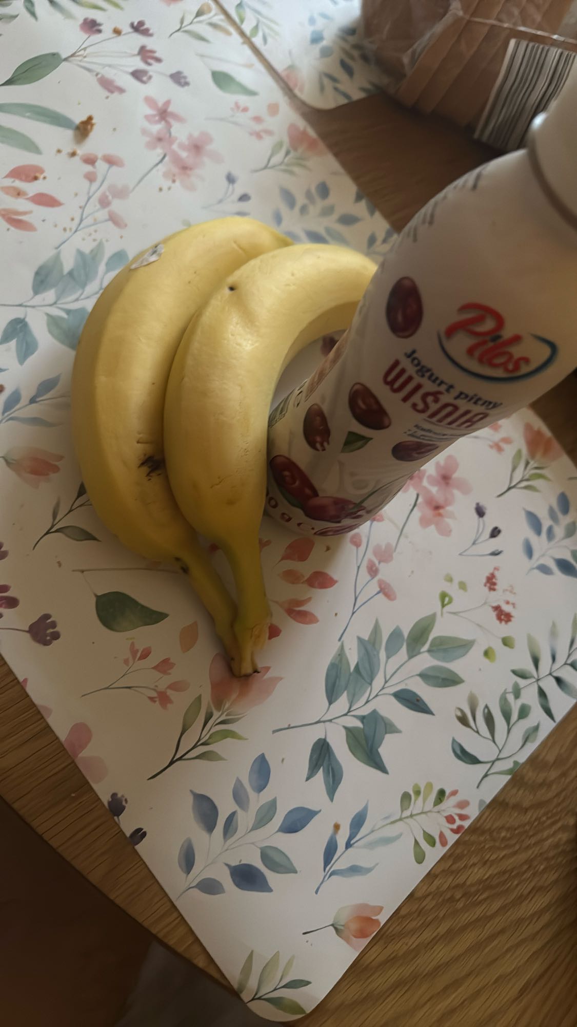 Бананы и йогурт вишня