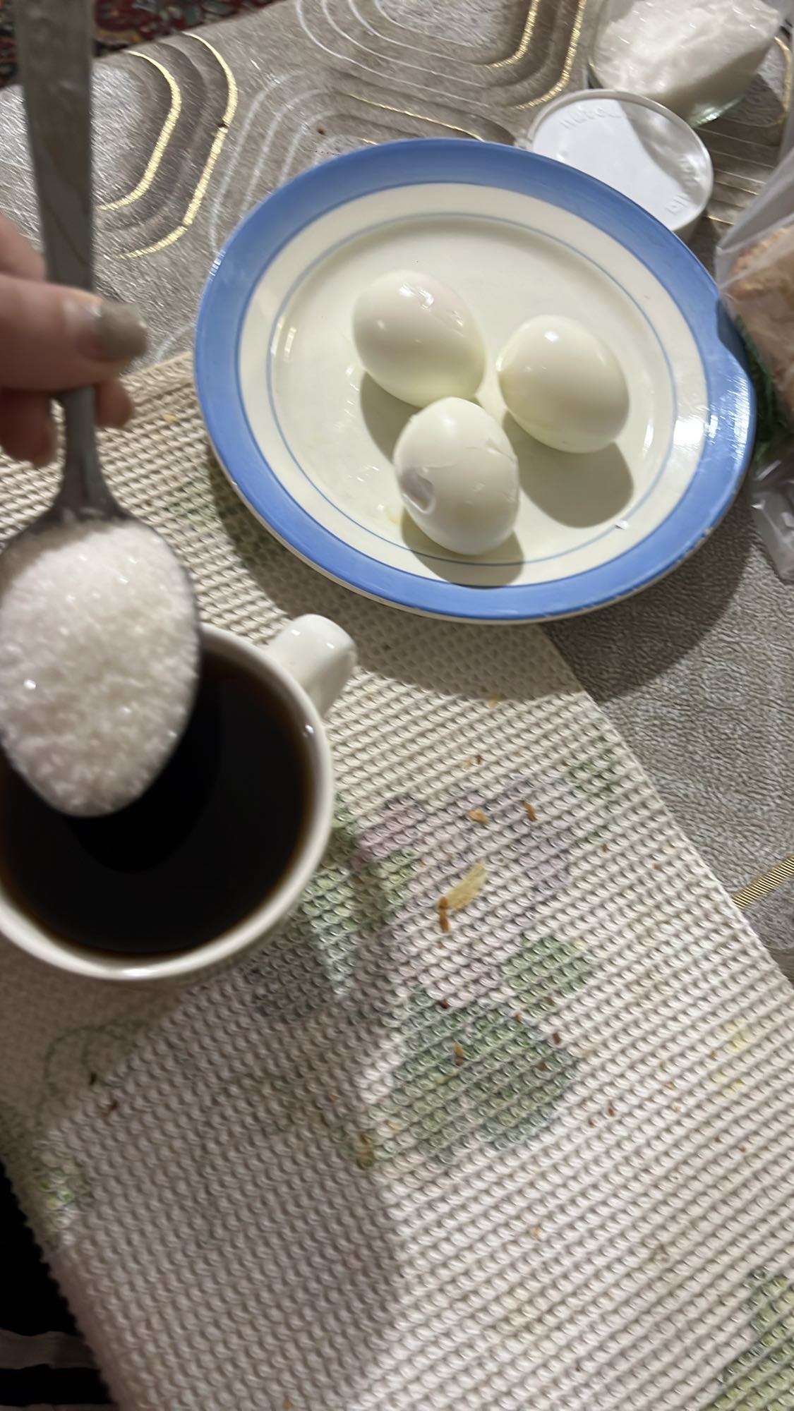 Qaynadılmış yumurta və çay