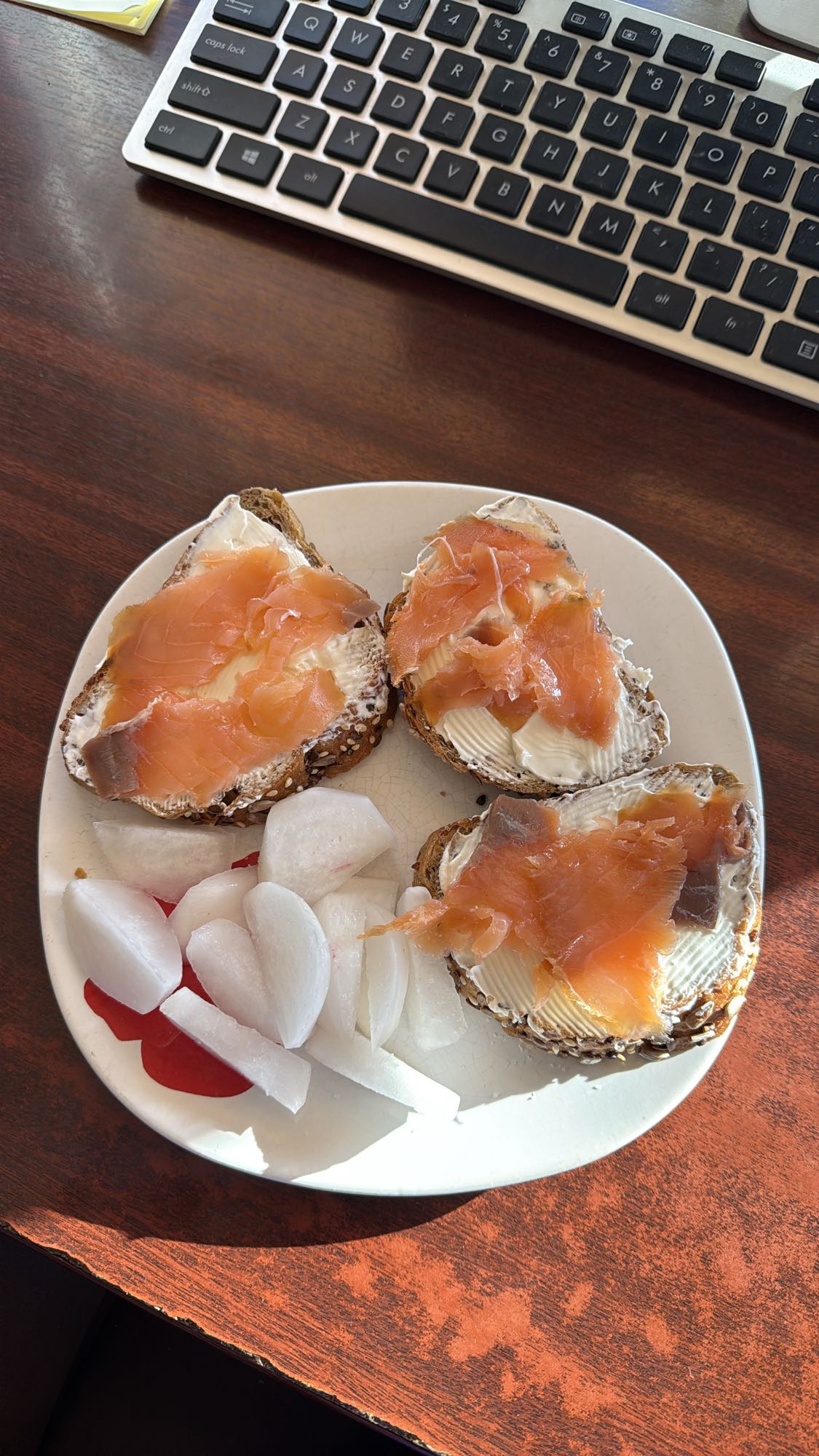 Pâine cu somon și ridichi