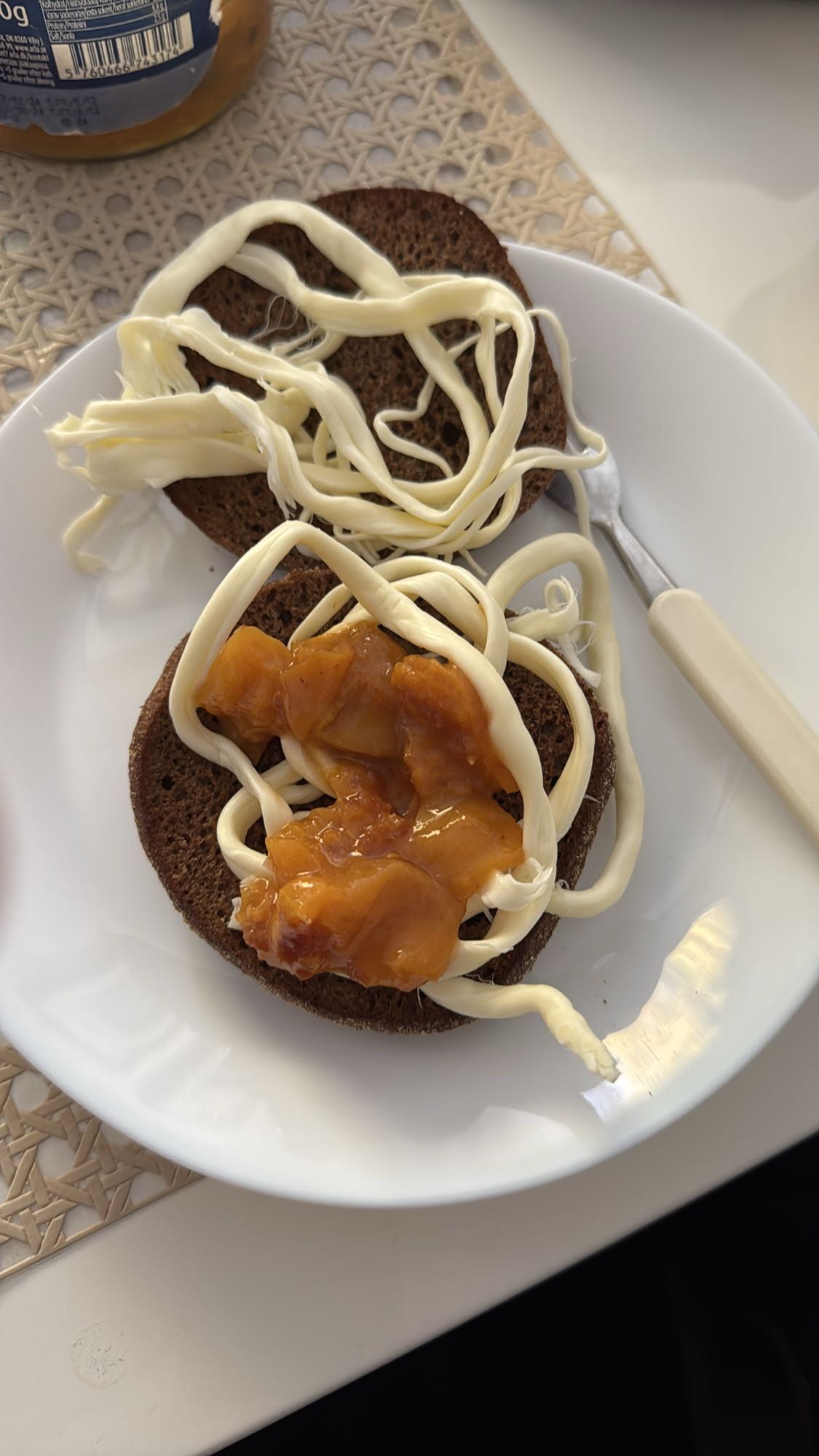 Rågbröd med majonnäs & sylt