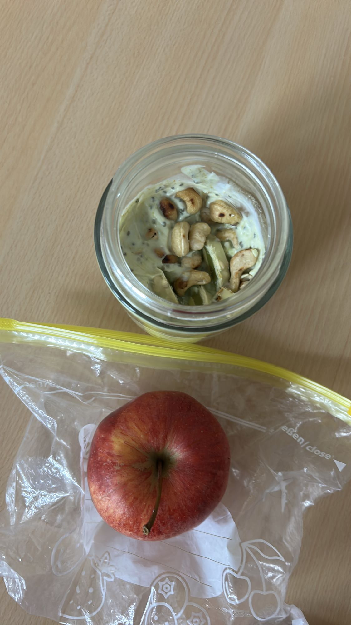 Joghurt mit Apfel & Nüssen