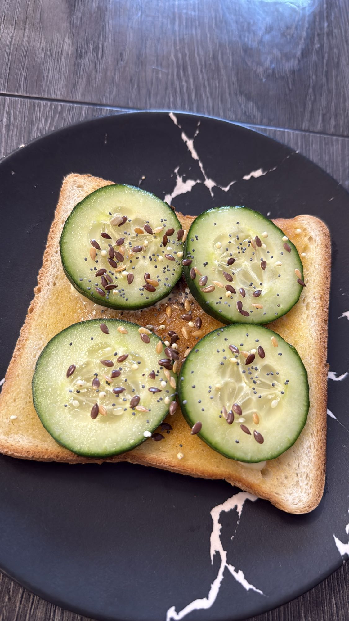 Toast concombre graines