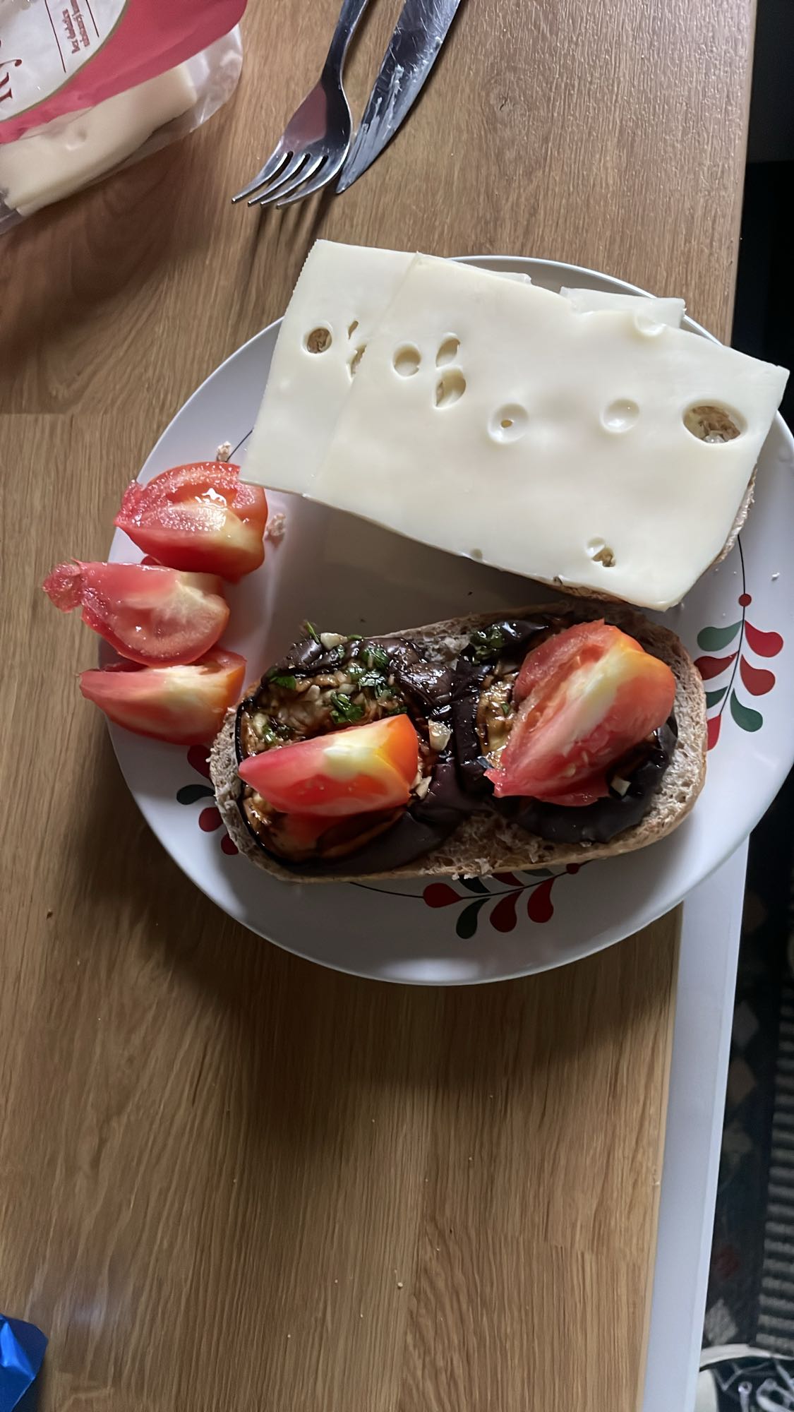 Kanapka z warzywami i serem