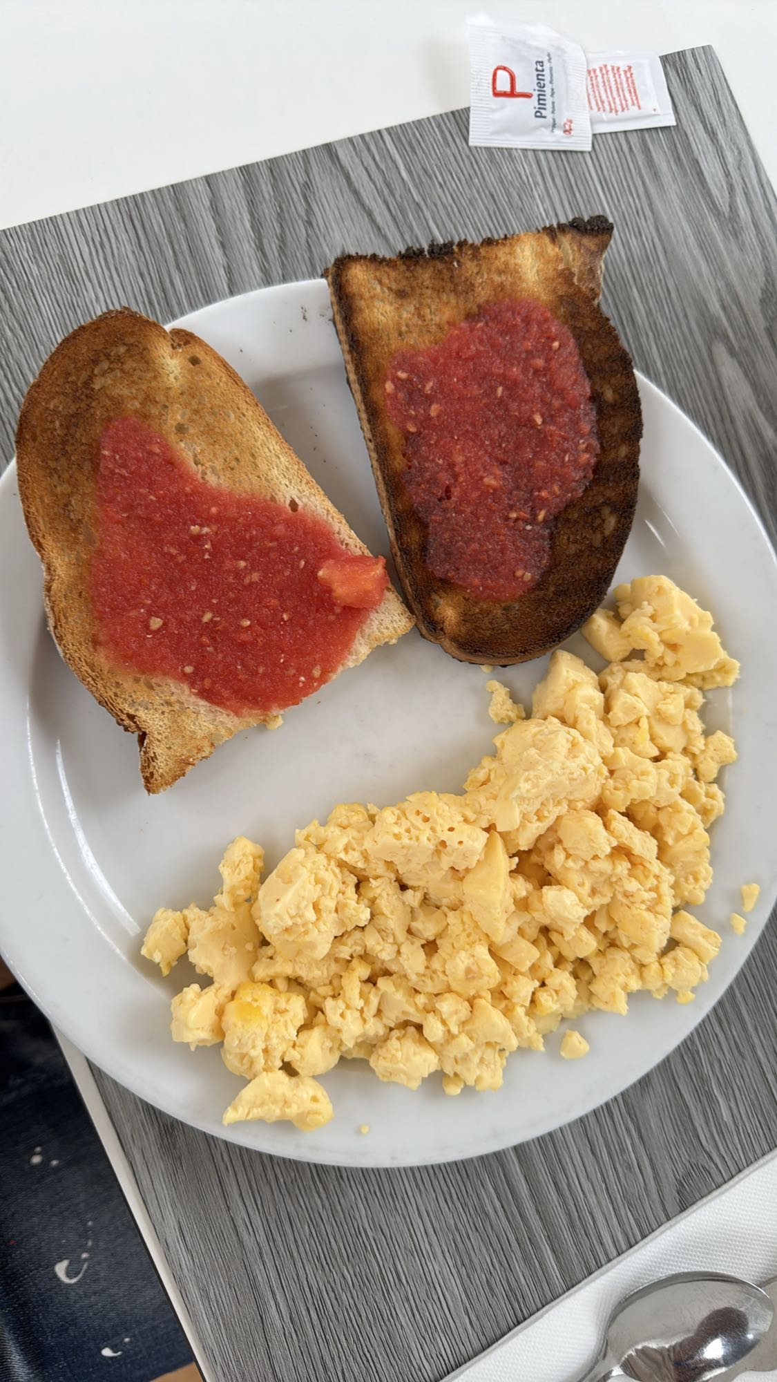 Huevos revueltos y pan