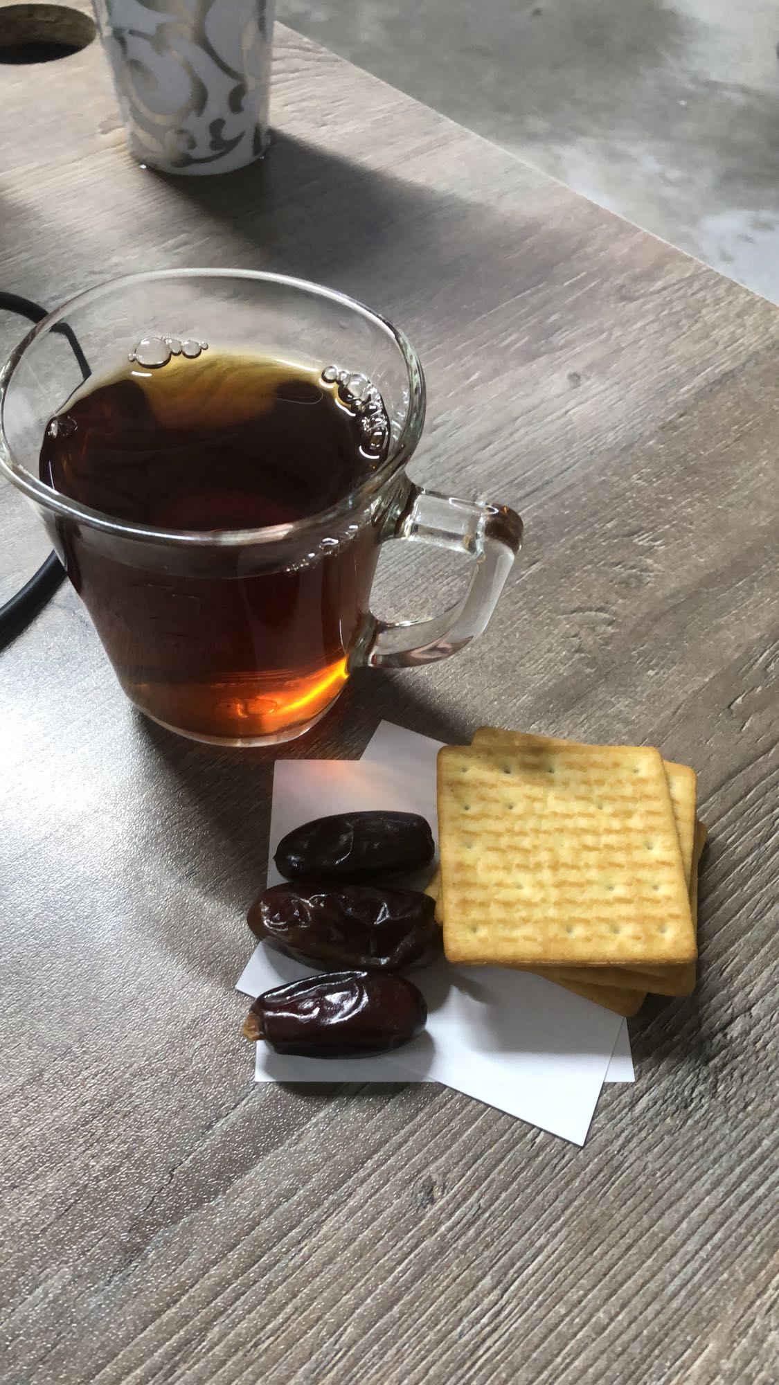 Чай с финиками и крекерами