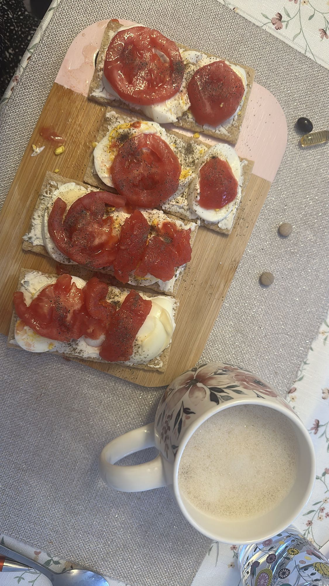 Kanapki z jajkiem i pomidorem