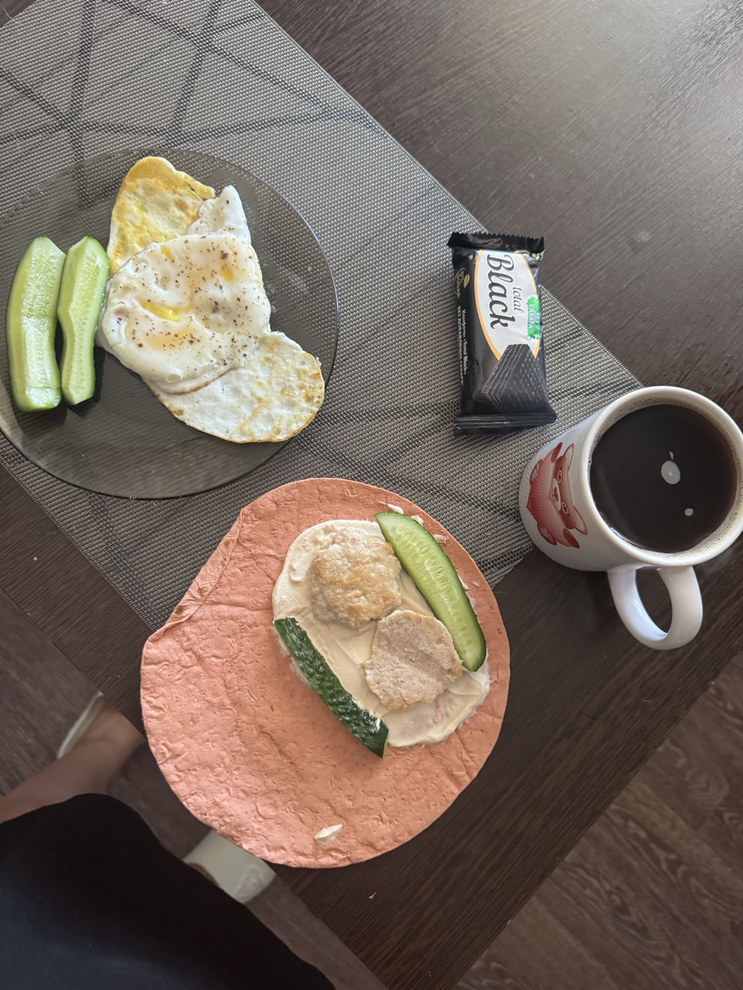 Завтрак с яйцами и лавашом