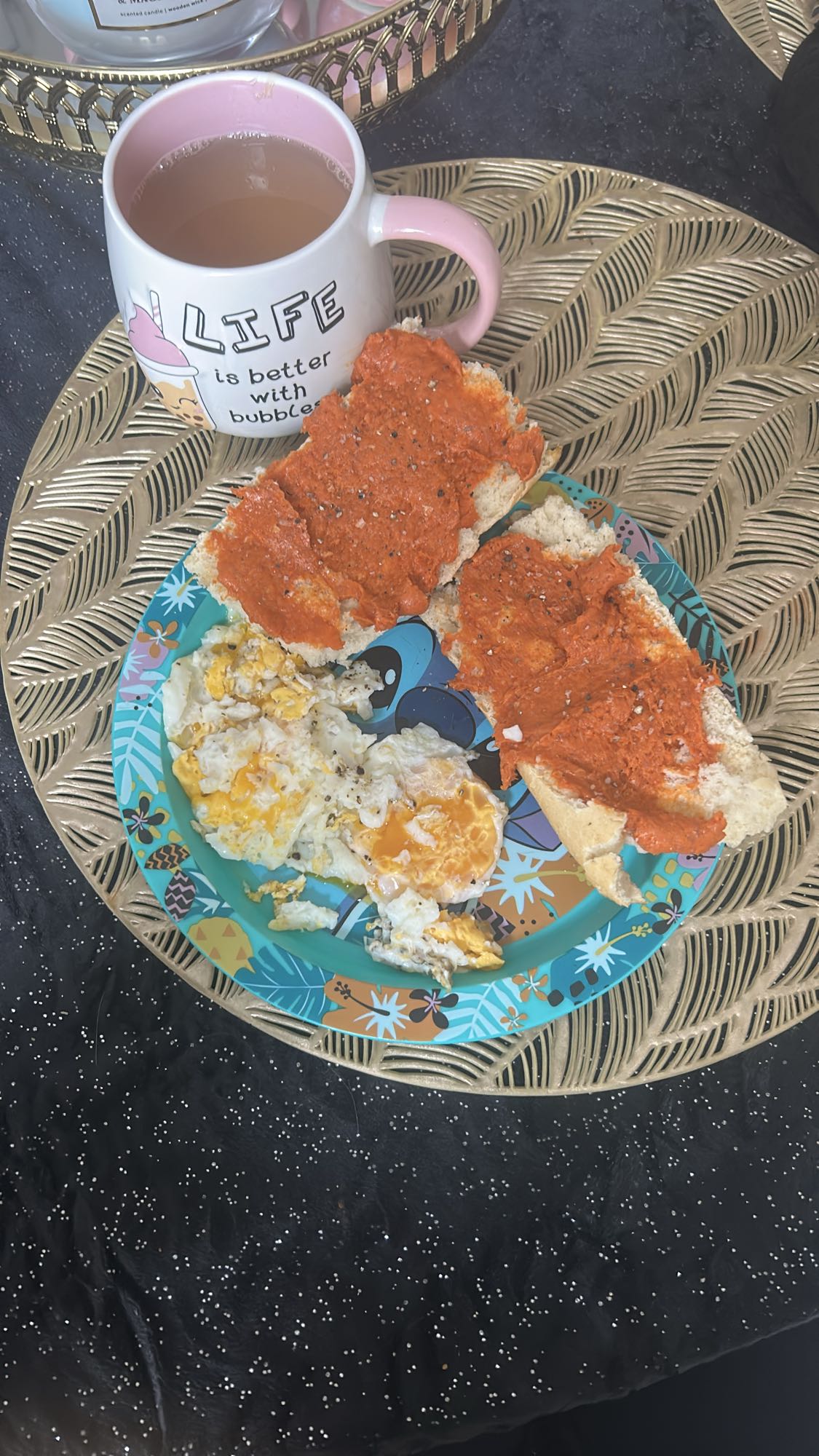 Brood met ei en saus