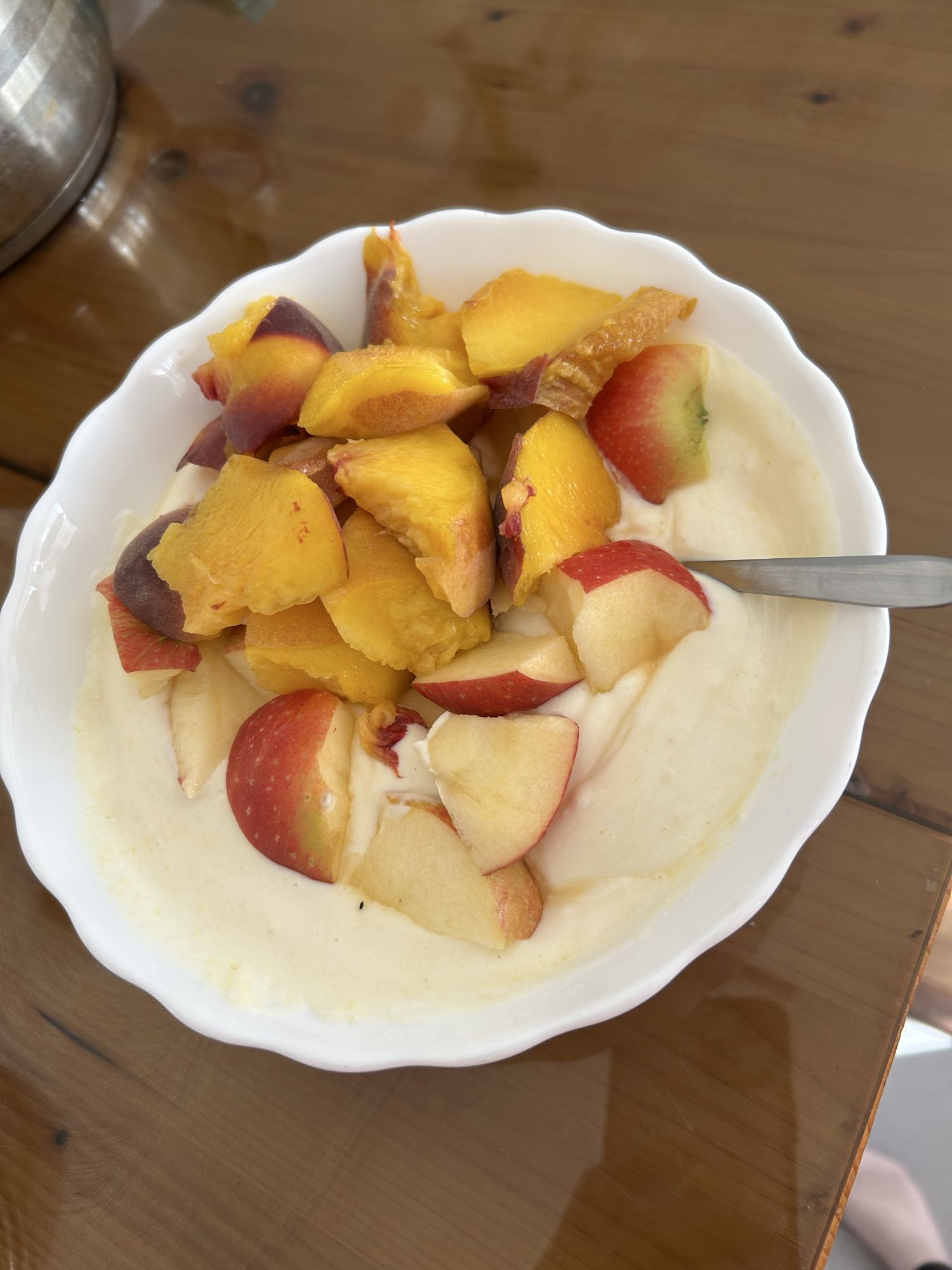 Iaurt cu pudră proteică, măr și piersică