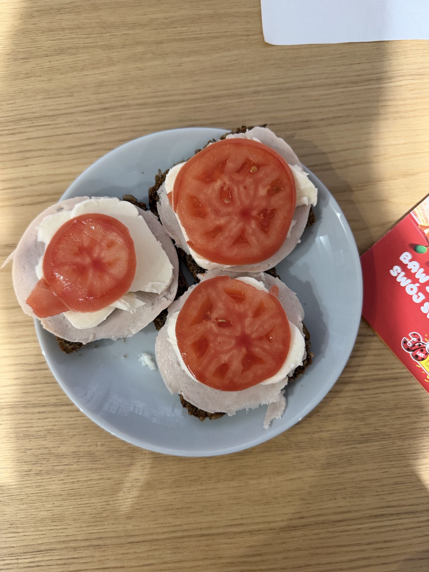 Kanapki z indykiem i pomidorem