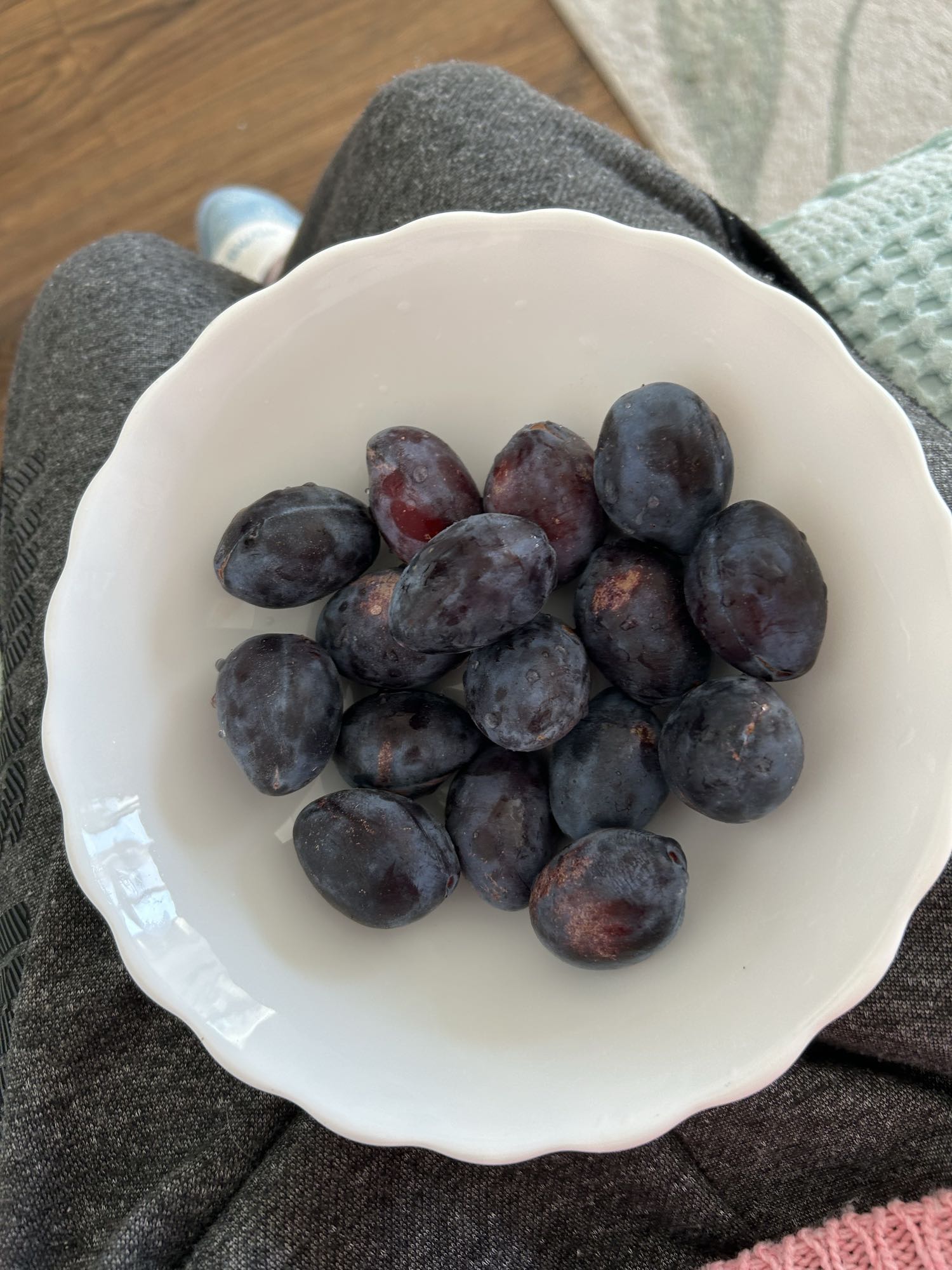 Prune proaspete în bol