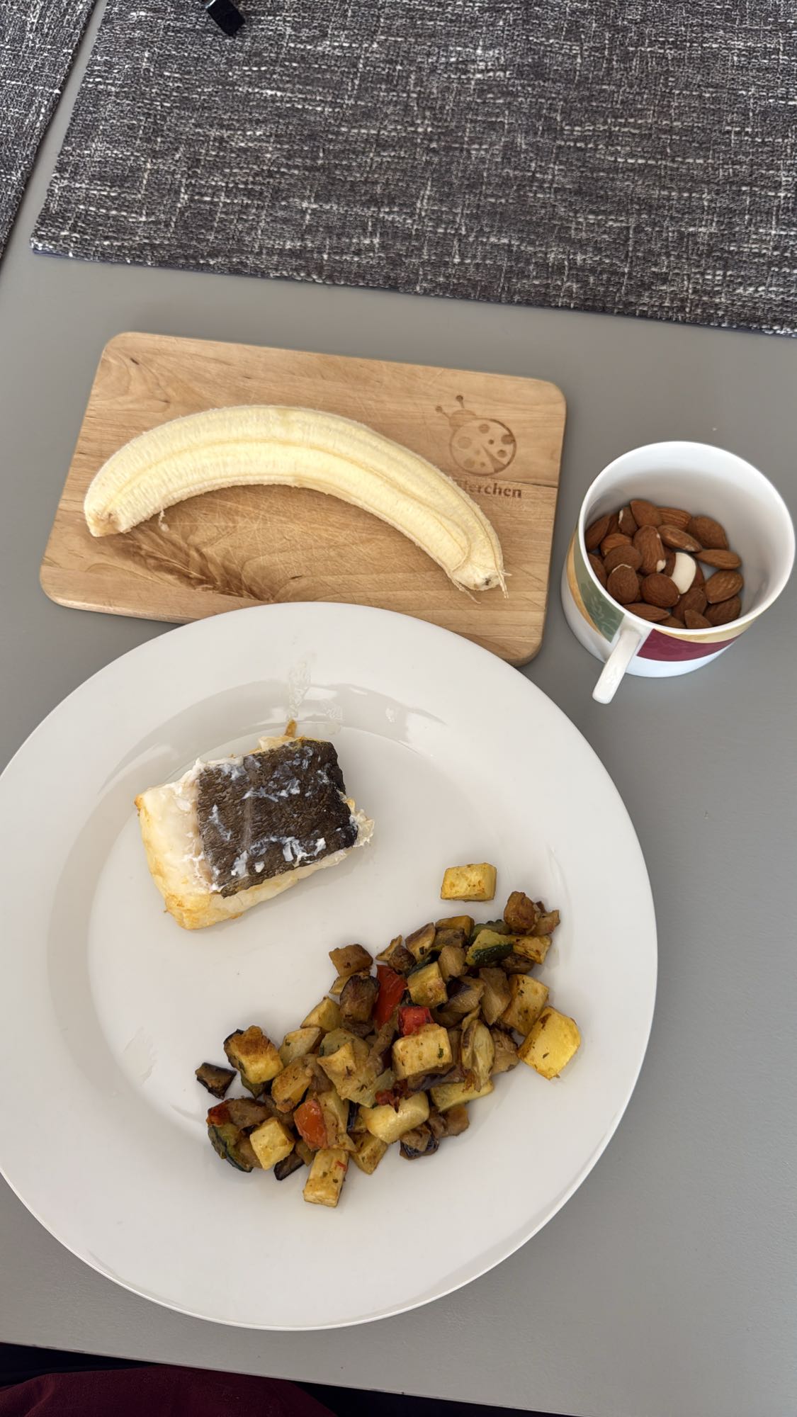 Pește cu legume, banană și migdale