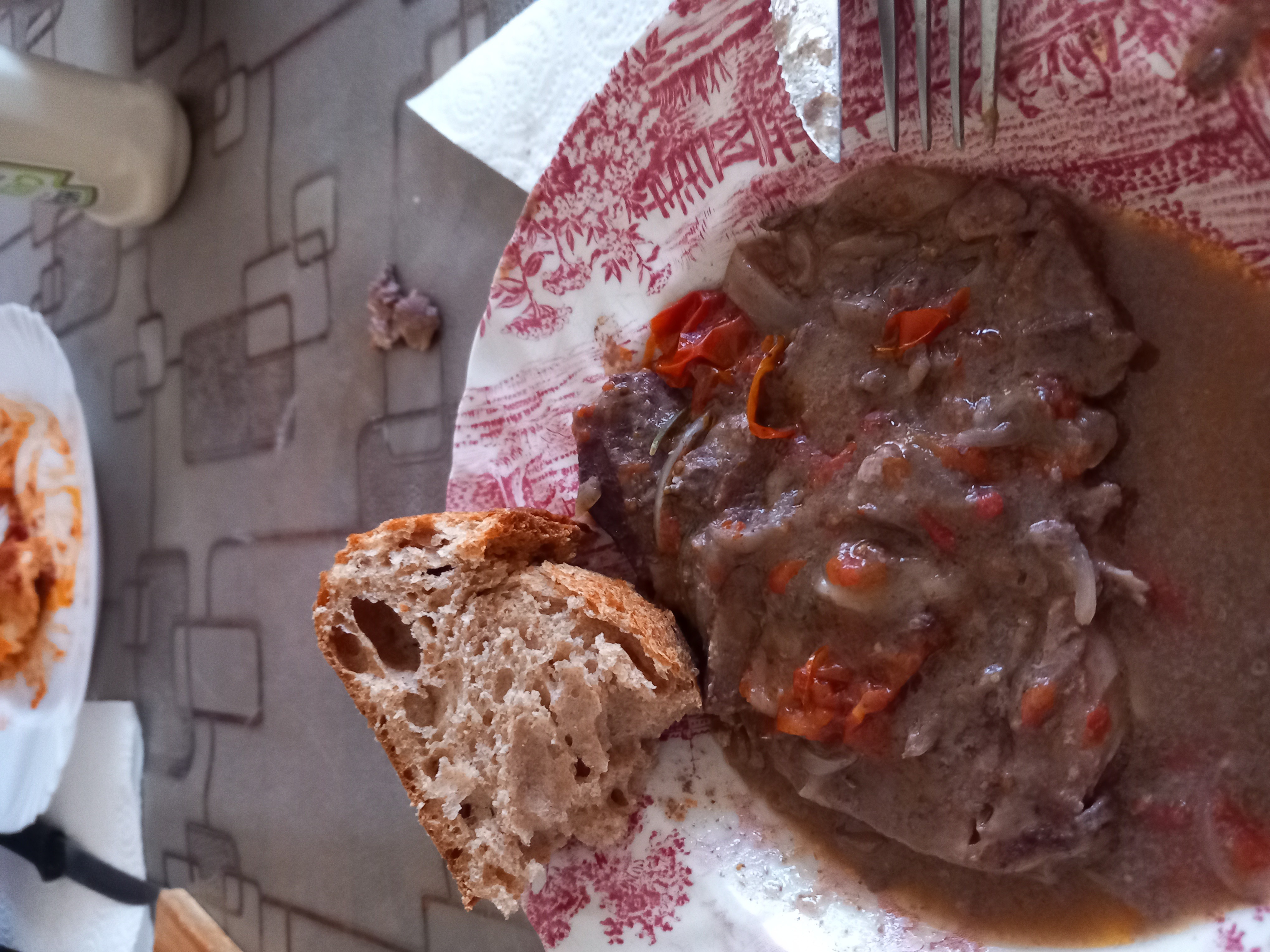 Boeuf sauce tomate et pain