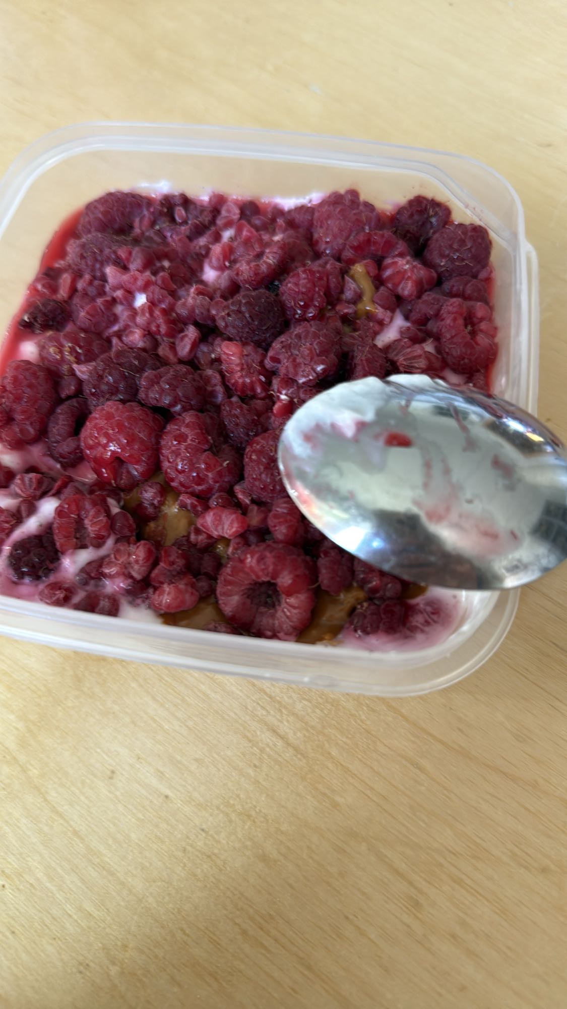 Hallonkvarg med jordnötssmör